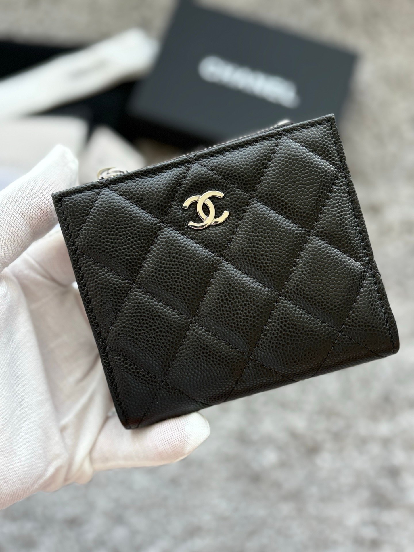 CHANEL  对开拉链短夹😻，短夹可以輕鬆放紙鈔，卡層也很夠用！八個卡位，一個放鈔票的位子，一個零錢拉鍊袋，實品比照片更美，皮軟軟的很有質感，皮夾又不會太厚💕很实用的一款包包👍款号AP3388  尺寸11×10×2cm