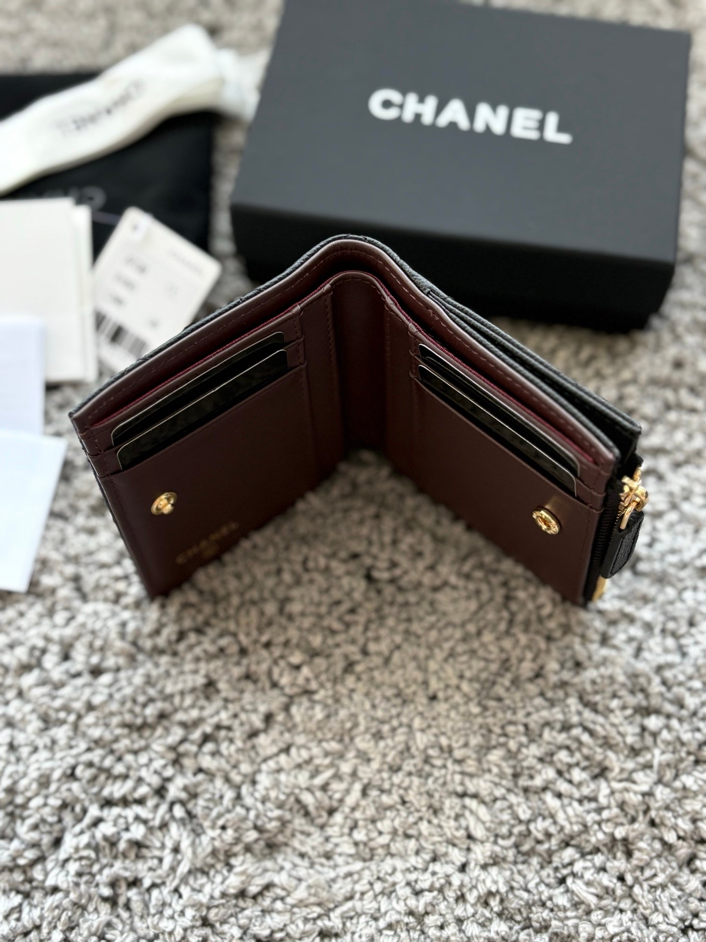CHANEL  对开拉链短夹😻，短夹可以輕鬆放紙鈔，卡層也很夠用！八個卡位，一個放鈔票的位子，一個零錢拉鍊袋，實品比照片更美，皮軟軟的很有質感，皮夾又不會太厚💕很实用的一款包包👍款号AP3388  尺寸11×10×2cm