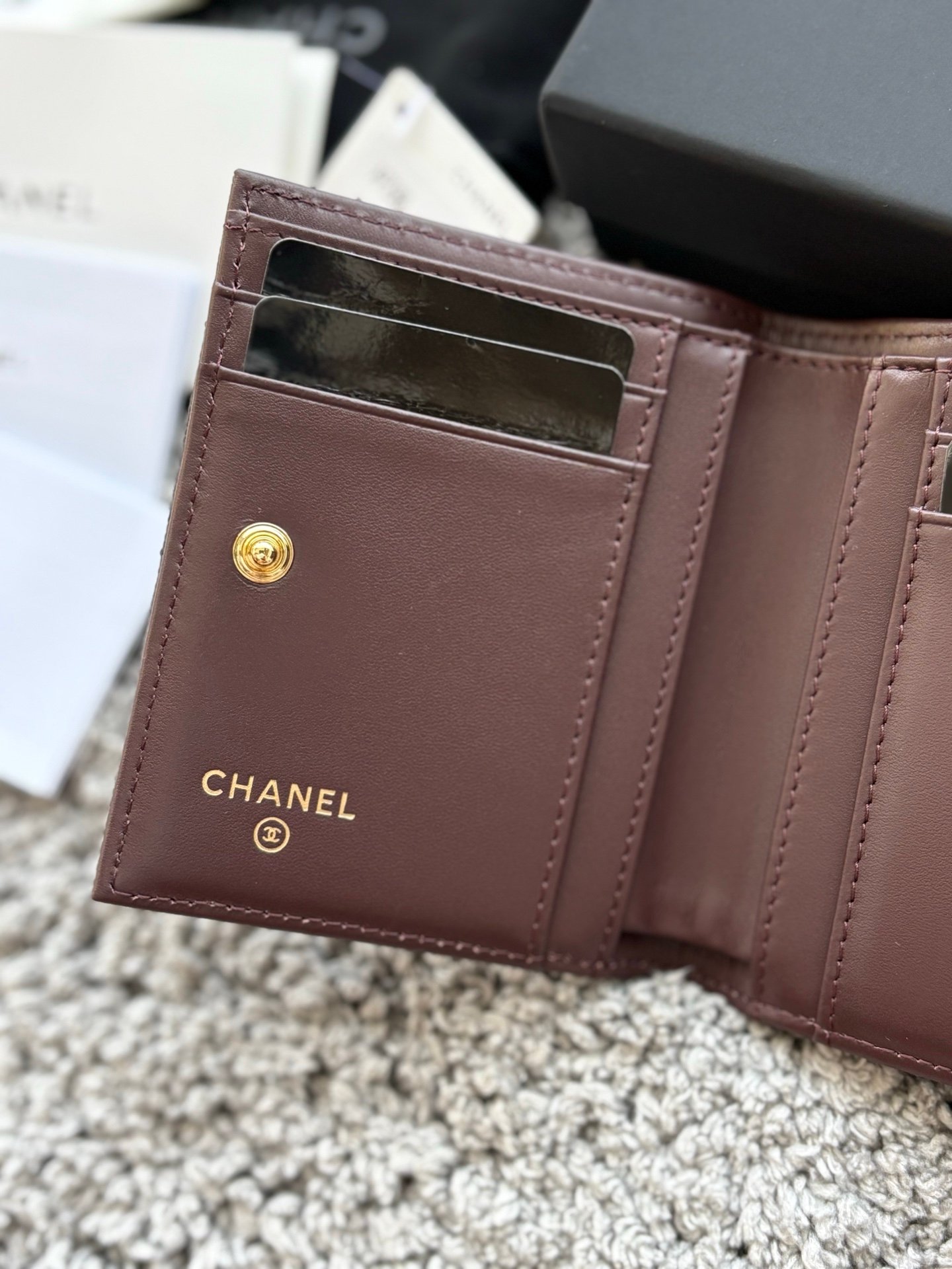 CHANEL  对开拉链短夹😻，短夹可以輕鬆放紙鈔，卡層也很夠用！八個卡位，一個放鈔票的位子，一個零錢拉鍊袋，實品比照片更美，皮軟軟的很有質感，皮夾又不會太厚💕很实用的一款包包👍款号AP3388  尺寸11×10×2cm
