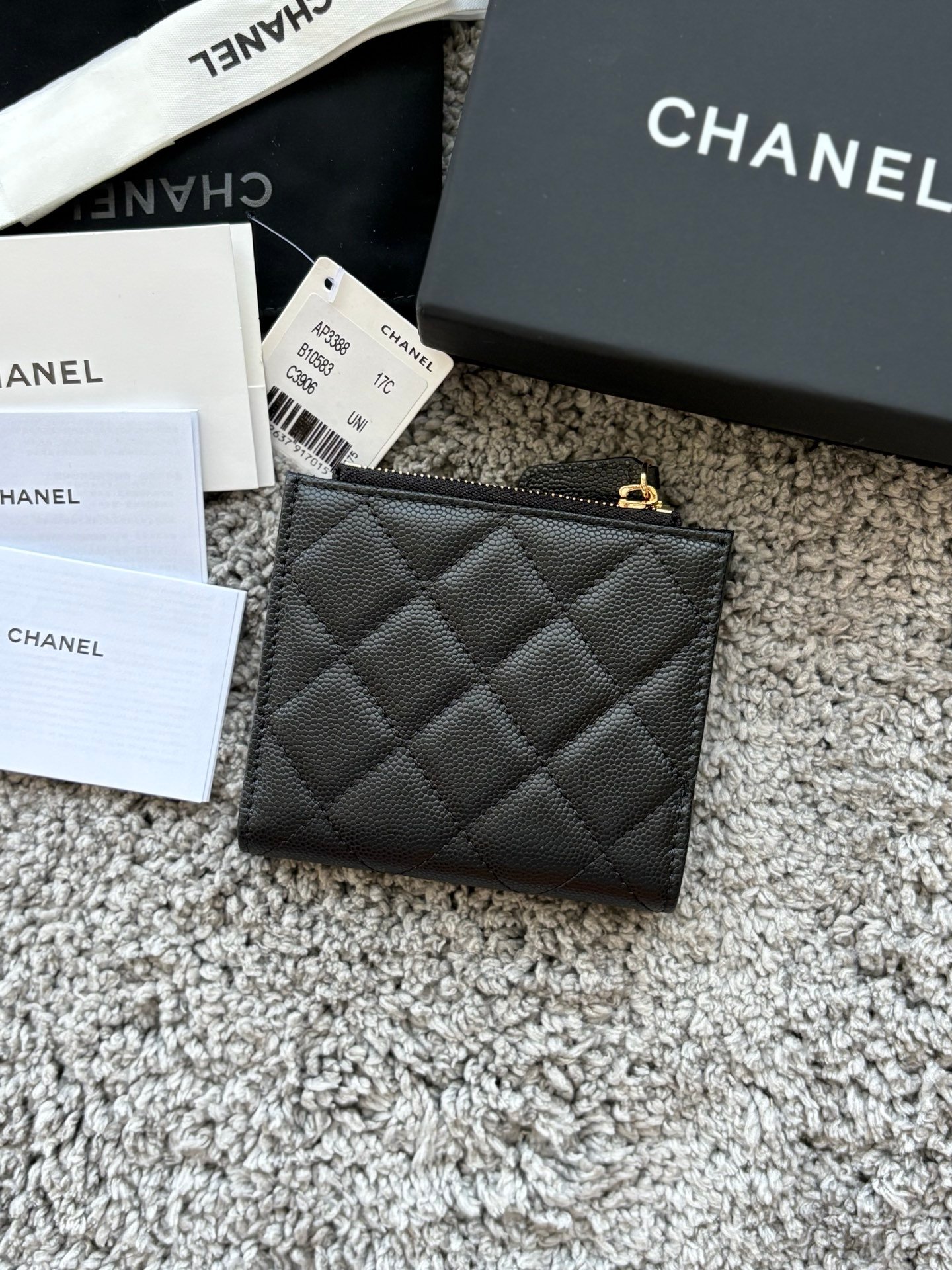 CHANEL  对开拉链短夹😻，短夹可以輕鬆放紙鈔，卡層也很夠用！八個卡位，一個放鈔票的位子，一個零錢拉鍊袋，實品比照片更美，皮軟軟的很有質感，皮夾又不會太厚💕很实用的一款包包👍款号AP3388  尺寸11×10×2cm