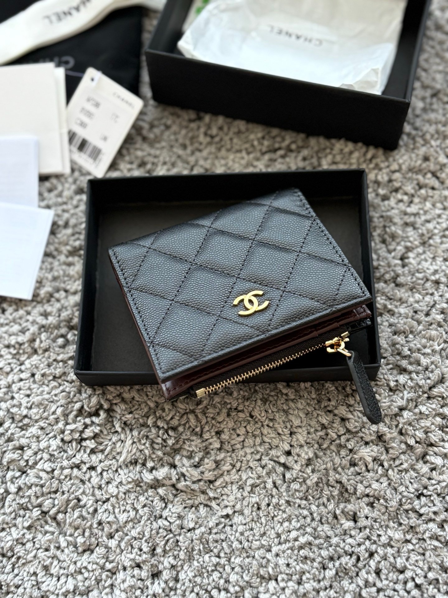 CHANEL  对开拉链短夹😻，短夹可以輕鬆放紙鈔，卡層也很夠用！八個卡位，一個放鈔票的位子，一個零錢拉鍊袋，實品比照片更美，皮軟軟的很有質感，皮夾又不會太厚💕很实用的一款包包👍款号AP3388  尺寸11×10×2cm
