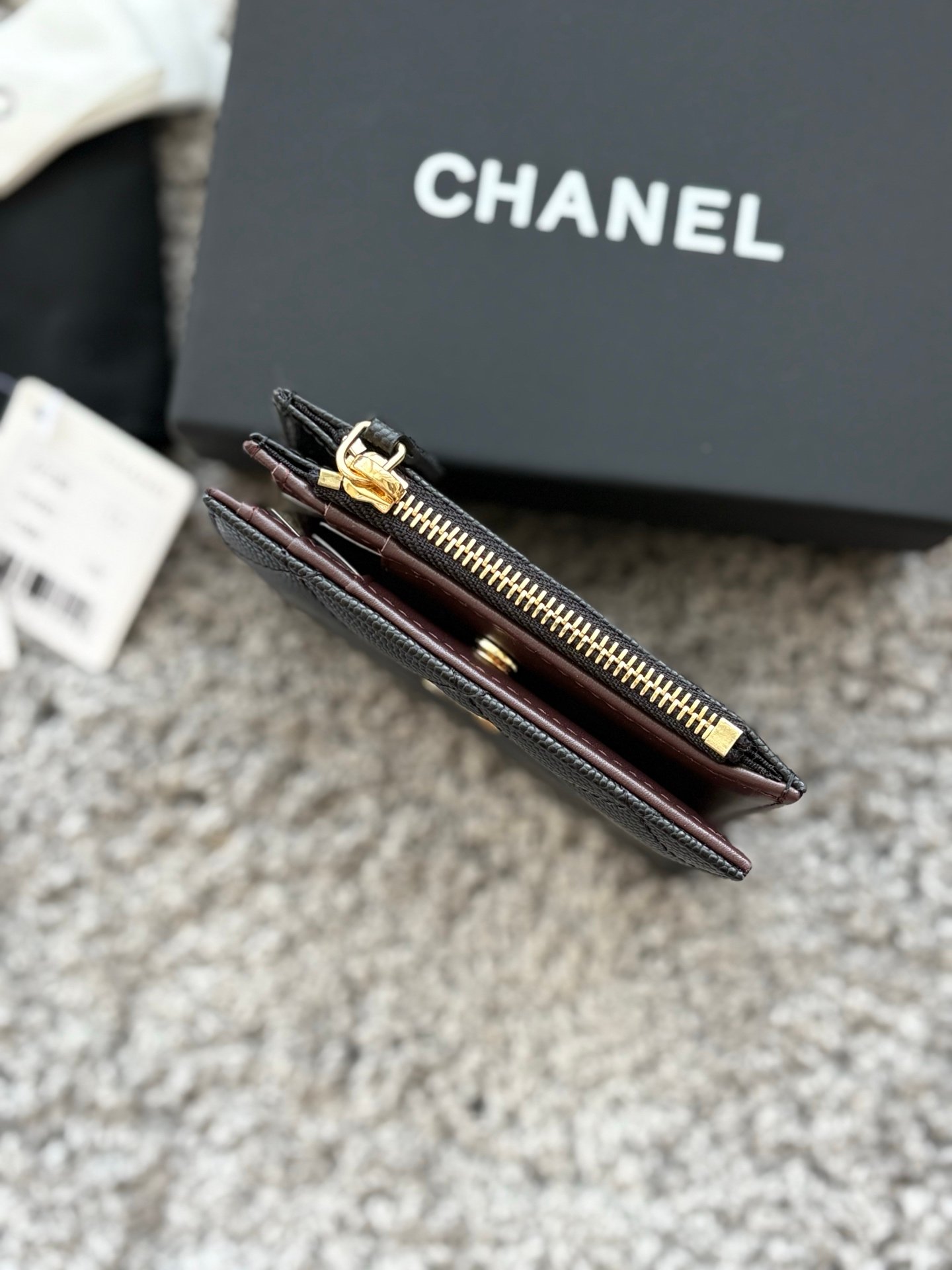 CHANEL  对开拉链短夹😻，短夹可以輕鬆放紙鈔，卡層也很夠用！八個卡位，一個放鈔票的位子，一個零錢拉鍊袋，實品比照片更美，皮軟軟的很有質感，皮夾又不會太厚💕很实用的一款包包👍款号AP3388  尺寸11×10×2cm