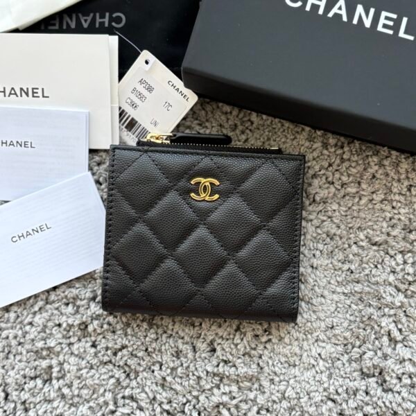 CHANEL  对开拉链短夹😻，短夹可以輕鬆放紙鈔，卡層也很夠用！八個卡位，一個放鈔票的位子，一個零錢拉鍊袋，實品比照片更美，皮軟軟的很有質感，皮夾又不會太厚💕很实用的一款包包👍款号AP3388  尺寸11×10×2cm