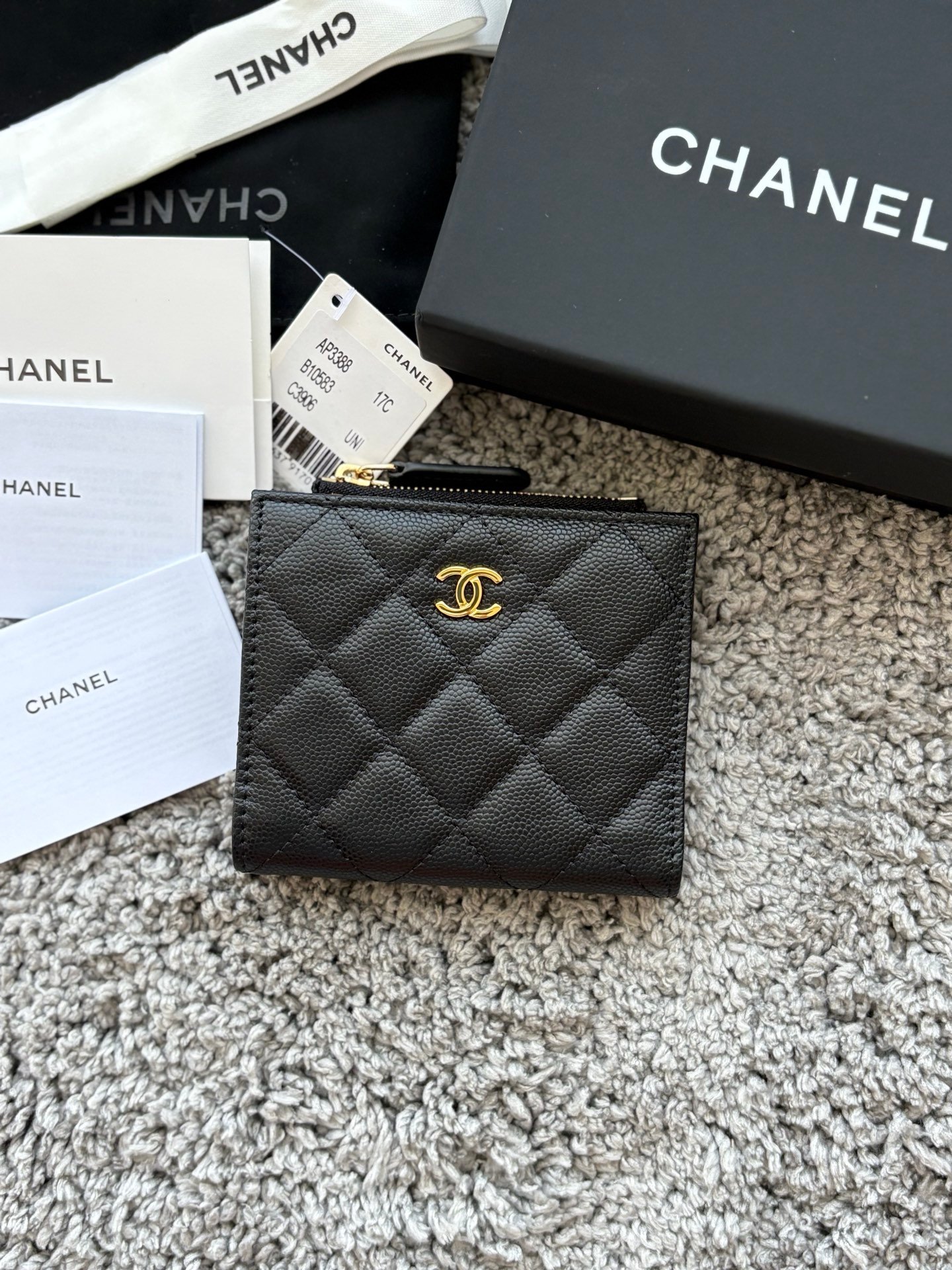 CHANEL  对开拉链短夹😻，短夹可以輕鬆放紙鈔，卡層也很夠用！八個卡位，一個放鈔票的位子，一個零錢拉鍊袋，實品比照片更美，皮軟軟的很有質感，皮夾又不會太厚💕很实用的一款包包👍款号AP3388  尺寸11×10×2cm