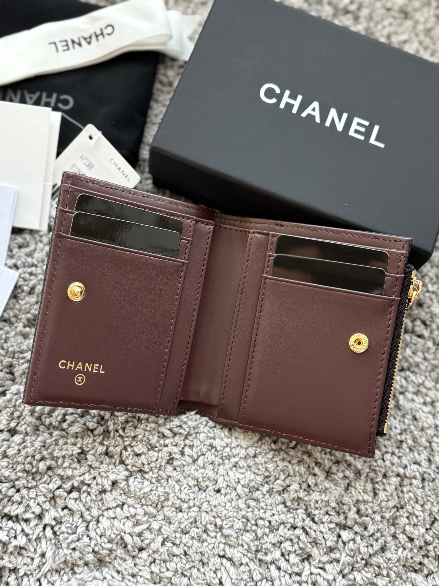 CHANEL  对开拉链短夹😻，短夹可以輕鬆放紙鈔，卡層也很夠用！八個卡位，一個放鈔票的位子，一個零錢拉鍊袋，實品比照片更美，皮軟軟的很有質感，皮夾又不會太厚💕很实用的一款包包👍款号AP3388  尺寸11×10×2cm