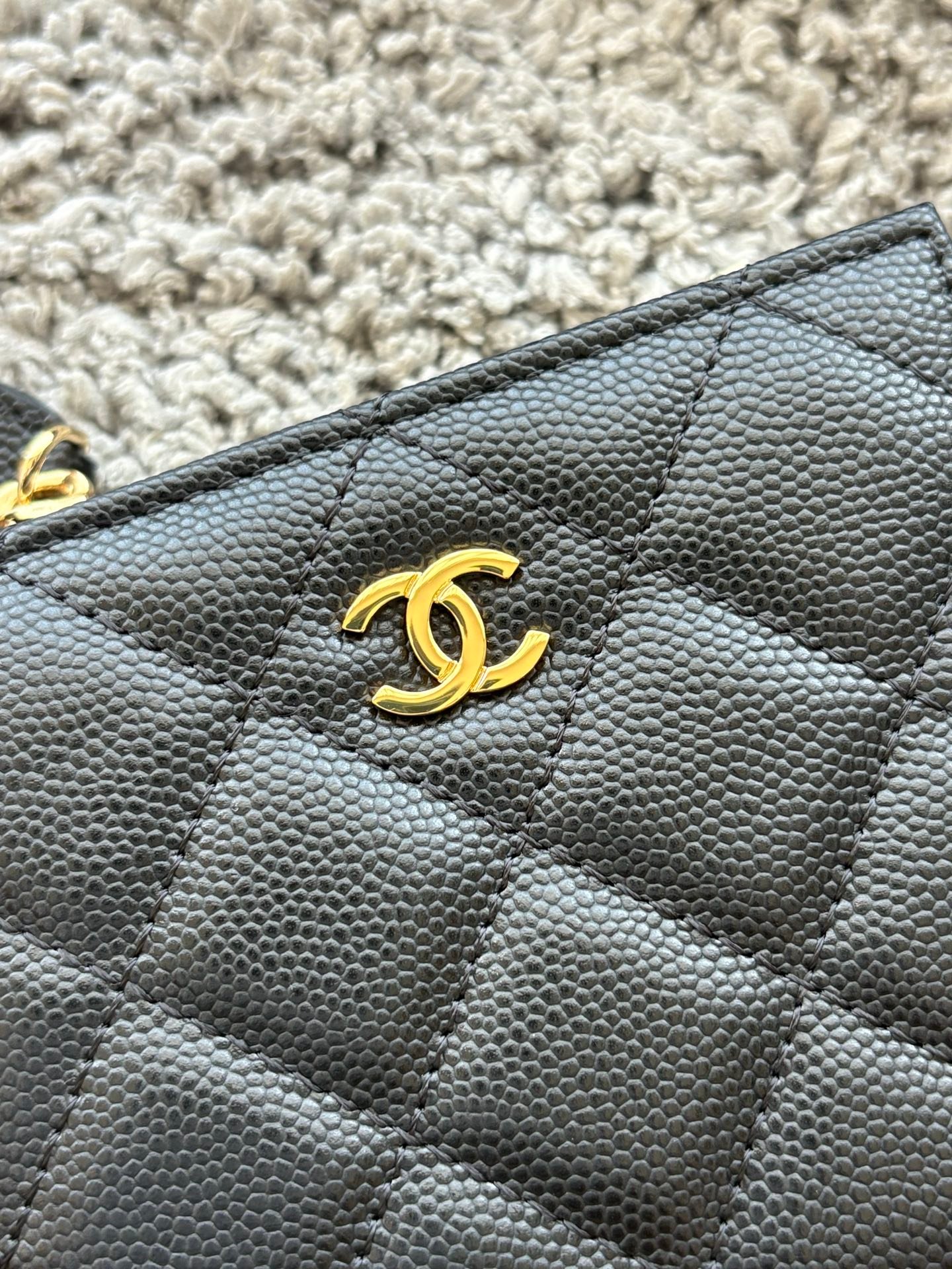CHANEL  对开拉链短夹😻，短夹可以輕鬆放紙鈔，卡層也很夠用！八個卡位，一個放鈔票的位子，一個零錢拉鍊袋，實品比照片更美，皮軟軟的很有質感，皮夾又不會太厚💕很实用的一款包包👍款号AP3388  尺寸11×10×2cm