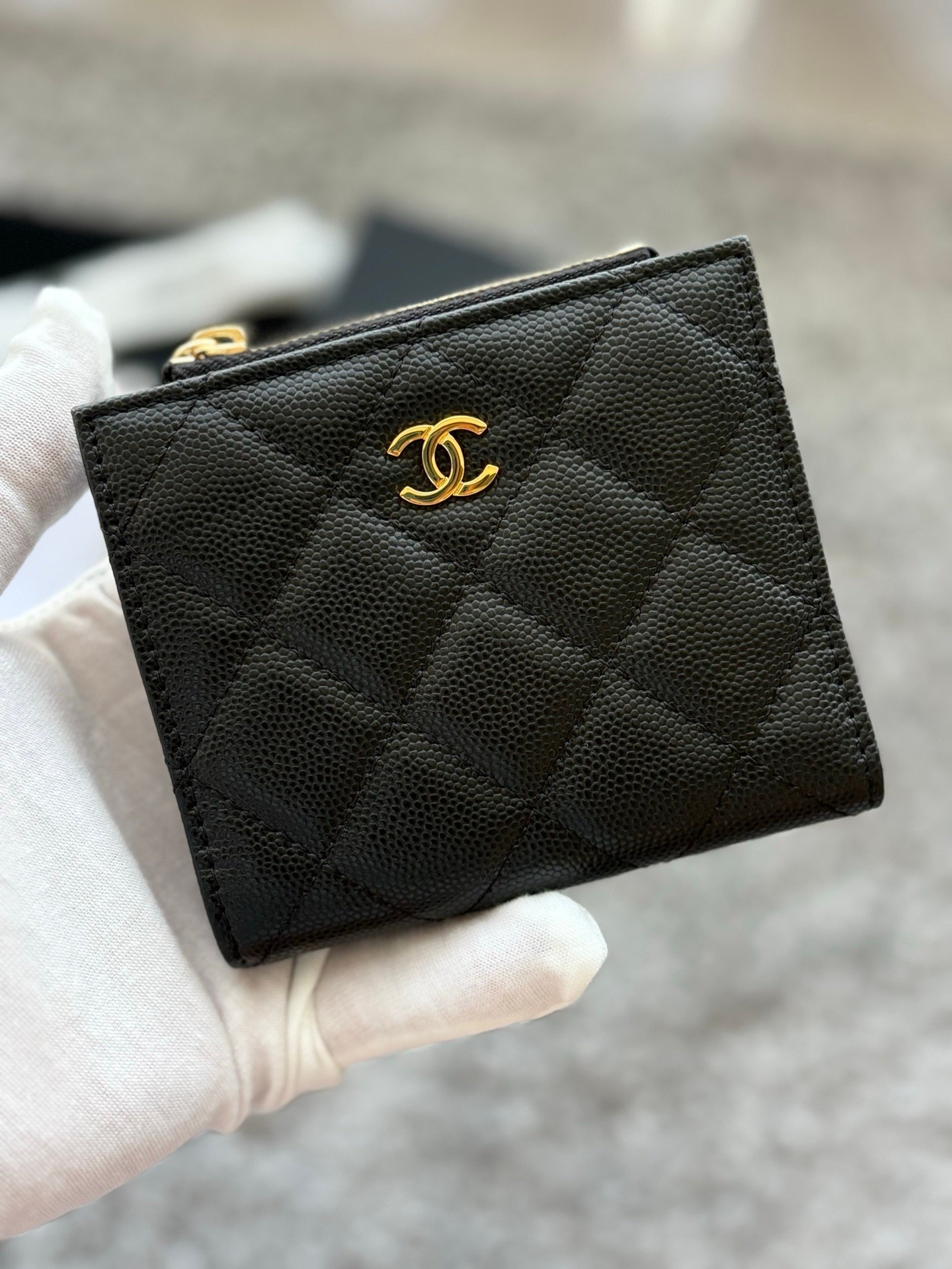 CHANEL  对开拉链短夹😻，短夹可以輕鬆放紙鈔，卡層也很夠用！八個卡位，一個放鈔票的位子，一個零錢拉鍊袋，實品比照片更美，皮軟軟的很有質感，皮夾又不會太厚💕很实用的一款包包👍款号AP3388  尺寸11×10×2cm