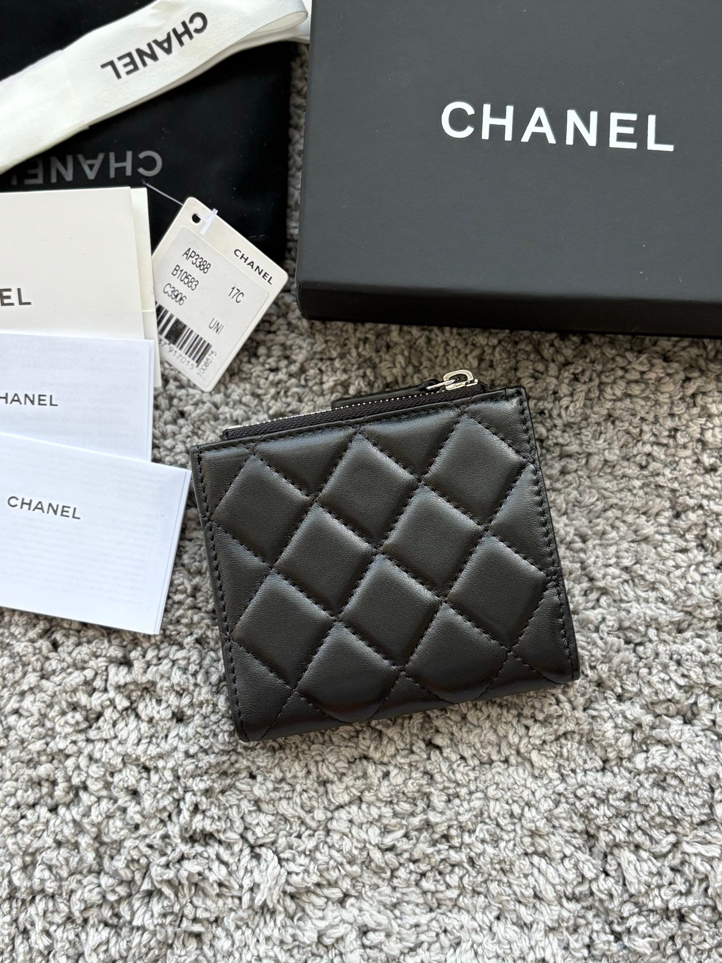CHANEL 对开拉链短夹😻,短夹可以輕鬆放紙鈔,卡層也很夠用!八個卡位,一個放鈔票的位子,一個零錢拉鍊袋,實品比照片更美,皮軟軟的很有質感,皮夾又不會太厚💕很实用的一款包包👍款号AP3388 尺寸11×10×2cm