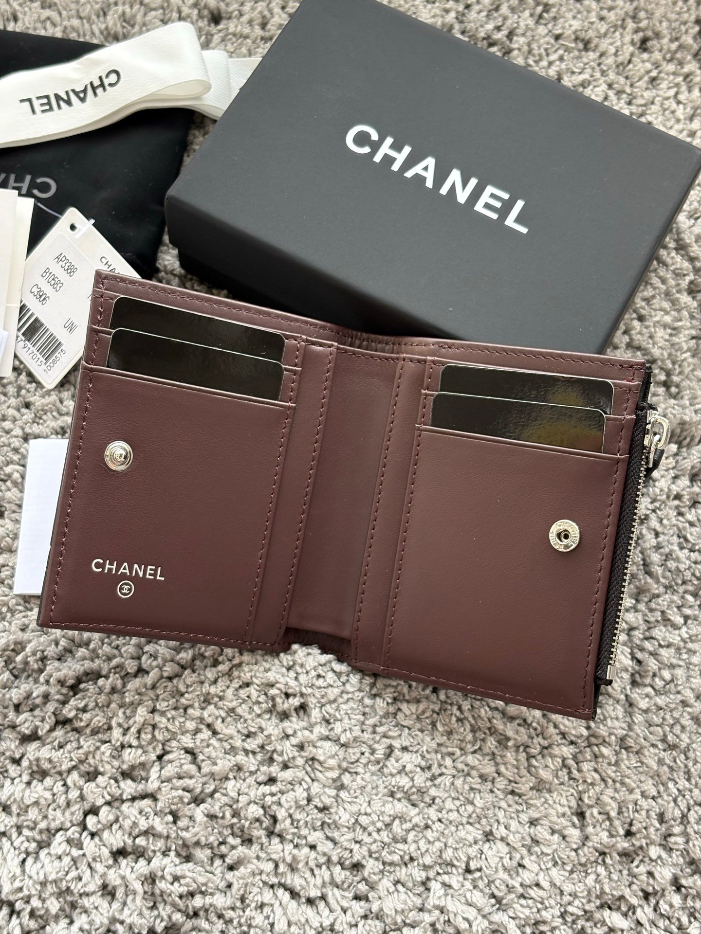 CHANEL 对开拉链短夹😻,短夹可以輕鬆放紙鈔,卡層也很夠用!八個卡位,一個放鈔票的位子,一個零錢拉鍊袋,實品比照片更美,皮軟軟的很有質感,皮夾又不會太厚💕很实用的一款包包👍款号AP3388 尺寸11×10×2cm