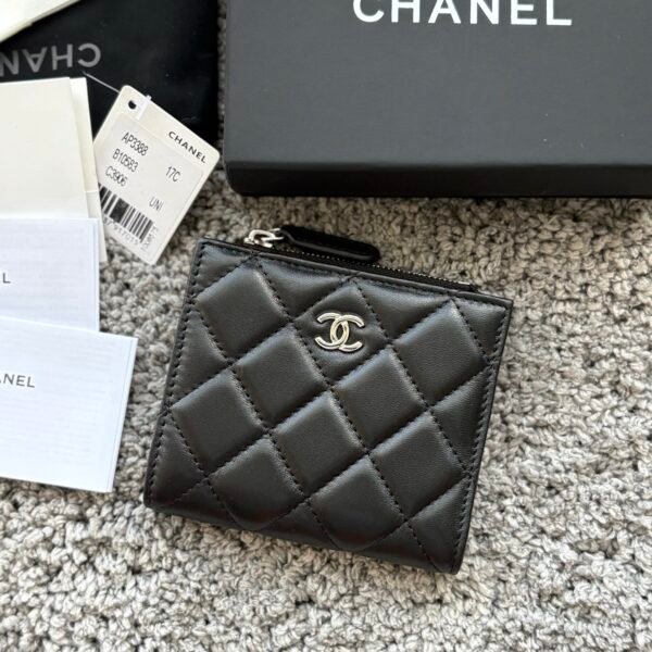 CHANEL  对开拉链短夹😻，短夹可以輕鬆放紙鈔，卡層也很夠用！八個卡位，一個放鈔票的位子，一個零錢拉鍊袋，實品比照片更美，皮軟軟的很有質感，皮夾又不會太厚💕很实用的一款包包👍款号AP3388  尺寸11×10×2cm
