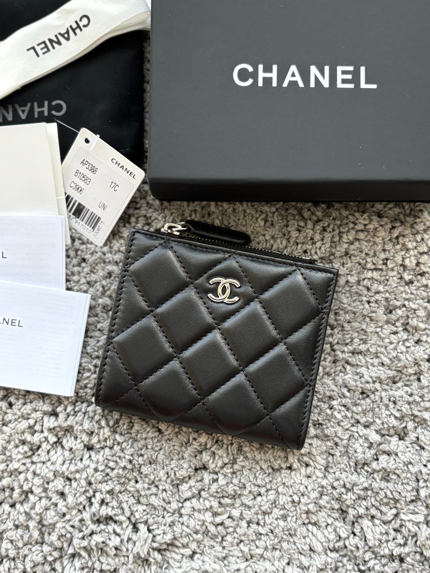 CHANEL 对开拉链短夹😻,短夹可以輕鬆放紙鈔,卡層也很夠用!八個卡位,一個放鈔票的位子,一個零錢拉鍊袋,實品比照片更美,皮軟軟的很有質感,皮夾又不會太厚💕很实用的一款包包👍款号AP3388 尺寸11×10×2cm
