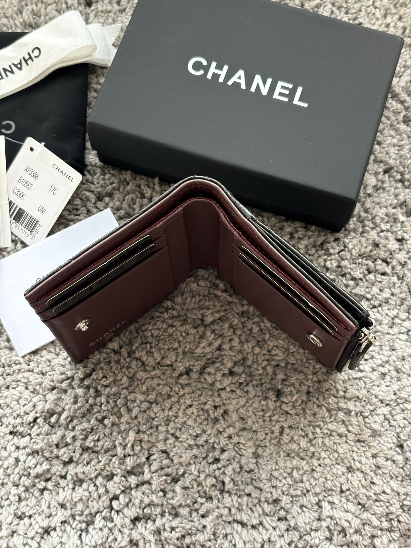 CHANEL 对开拉链短夹😻,短夹可以輕鬆放紙鈔,卡層也很夠用!八個卡位,一個放鈔票的位子,一個零錢拉鍊袋,實品比照片更美,皮軟軟的很有質感,皮夾又不會太厚💕很实用的一款包包👍款号AP3388 尺寸11×10×2cm