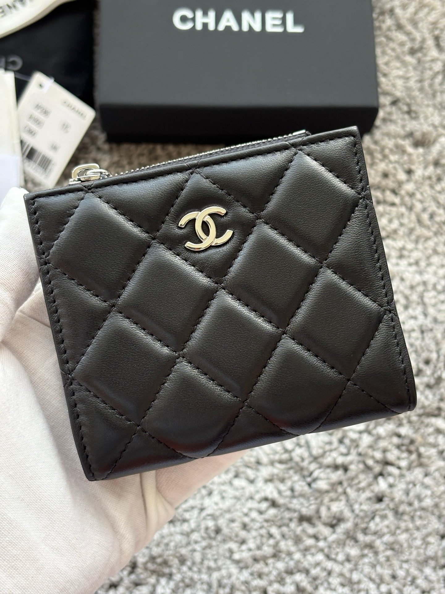 CHANEL 对开拉链短夹😻,短夹可以輕鬆放紙鈔,卡層也很夠用!八個卡位,一個放鈔票的位子,一個零錢拉鍊袋,實品比照片更美,皮軟軟的很有質感,皮夾又不會太厚💕很实用的一款包包👍款号AP3388 尺寸11×10×2cm