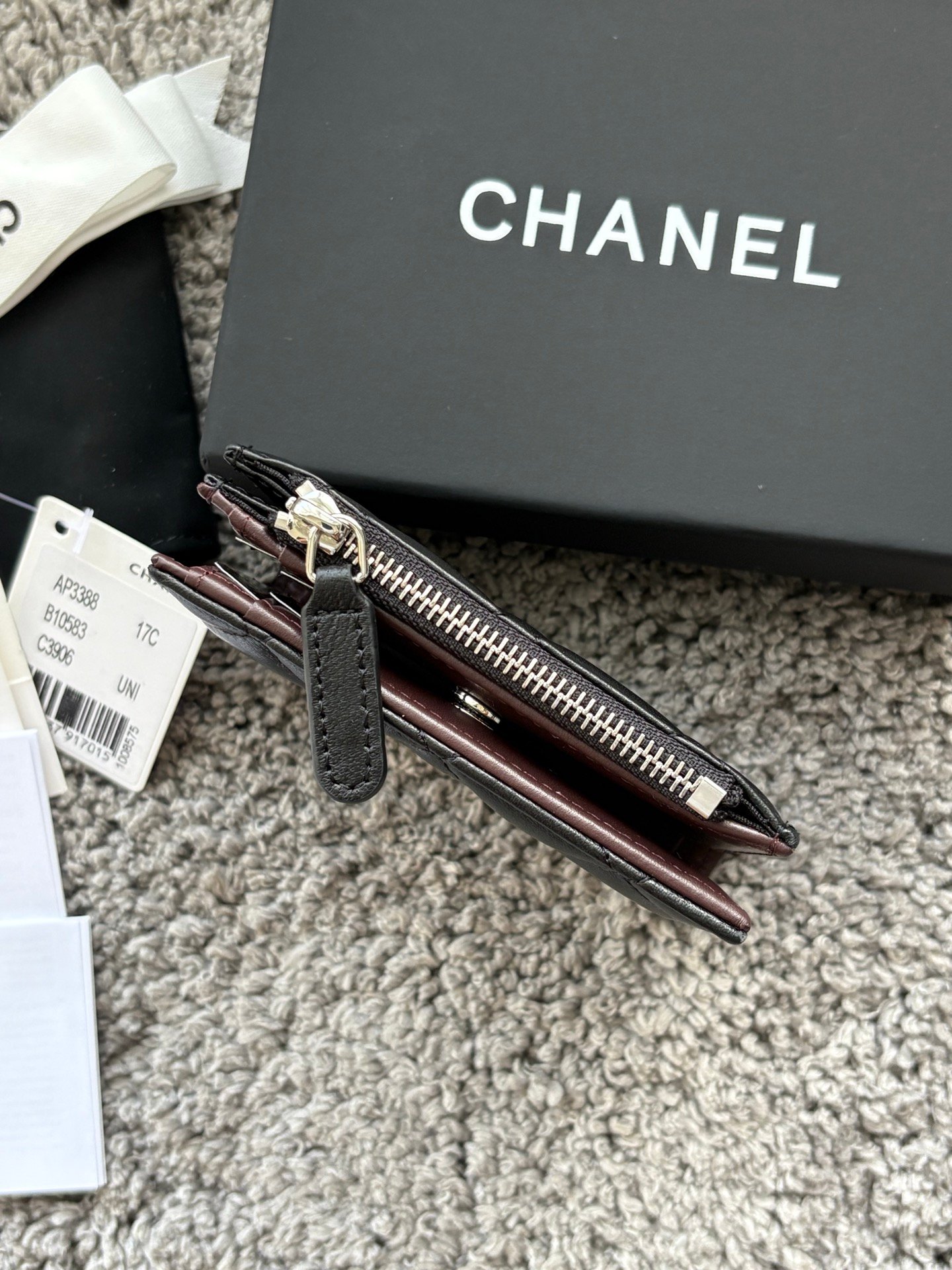 CHANEL 对开拉链短夹😻,短夹可以輕鬆放紙鈔,卡層也很夠用!八個卡位,一個放鈔票的位子,一個零錢拉鍊袋,實品比照片更美,皮軟軟的很有質感,皮夾又不會太厚💕很实用的一款包包👍款号AP3388 尺寸11×10×2cm