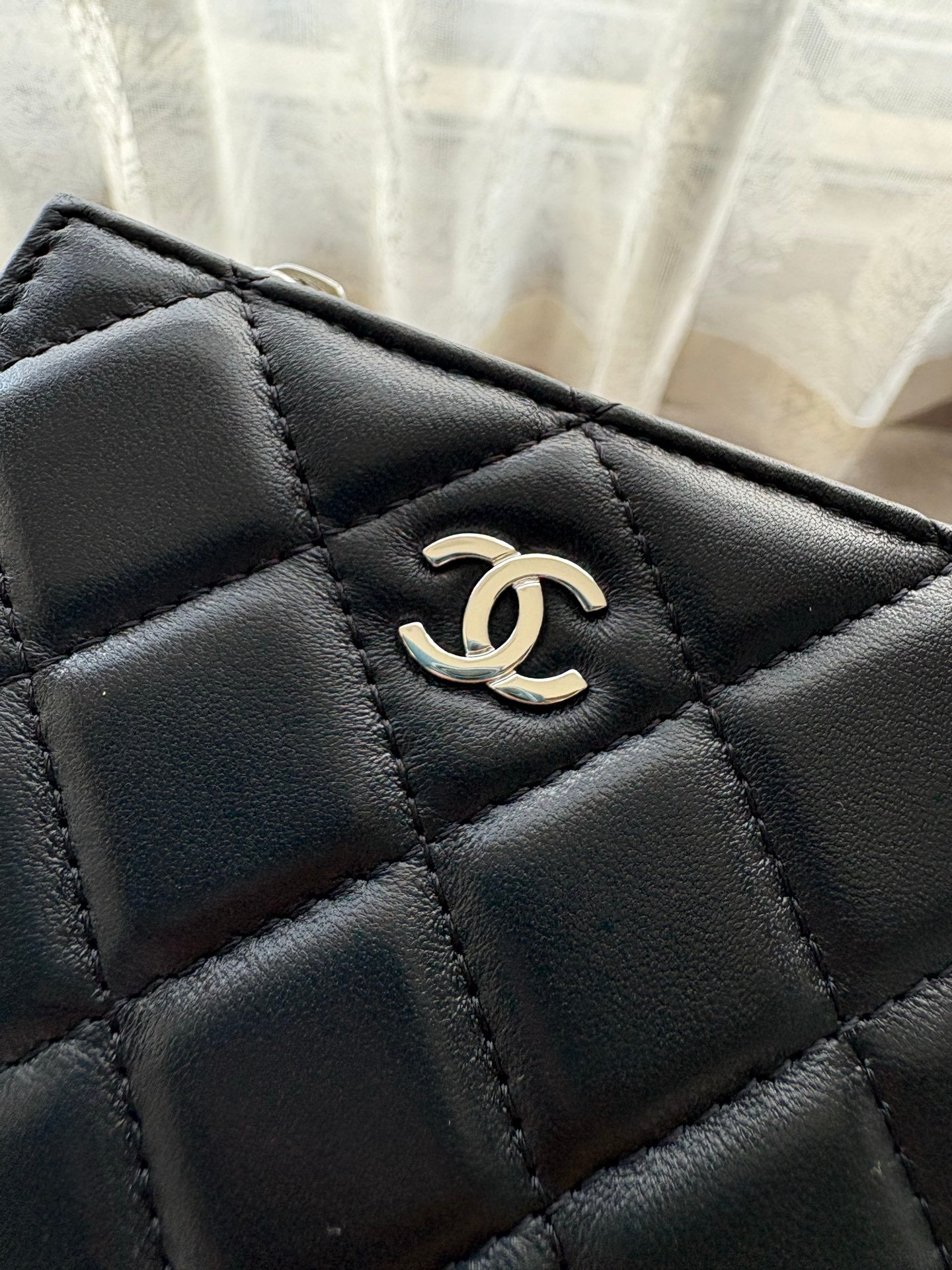 CHANEL 对开拉链短夹😻,短夹可以輕鬆放紙鈔,卡層也很夠用!八個卡位,一個放鈔票的位子,一個零錢拉鍊袋,實品比照片更美,皮軟軟的很有質感,皮夾又不會太厚💕很实用的一款包包👍款号AP3388 尺寸11×10×2cm