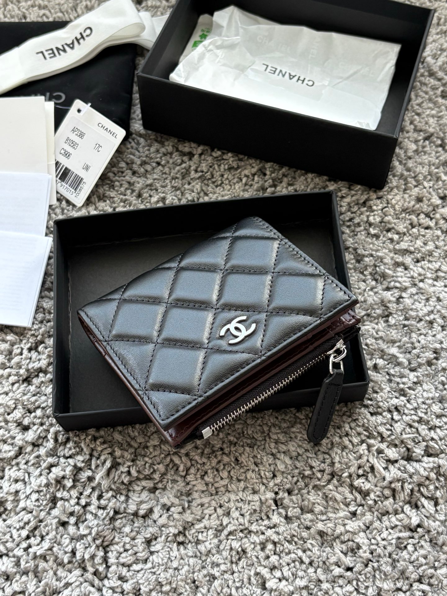 CHANEL 对开拉链短夹😻,短夹可以輕鬆放紙鈔,卡層也很夠用!八個卡位,一個放鈔票的位子,一個零錢拉鍊袋,實品比照片更美,皮軟軟的很有質感,皮夾又不會太厚💕很实用的一款包包👍款号AP3388 尺寸11×10×2cm