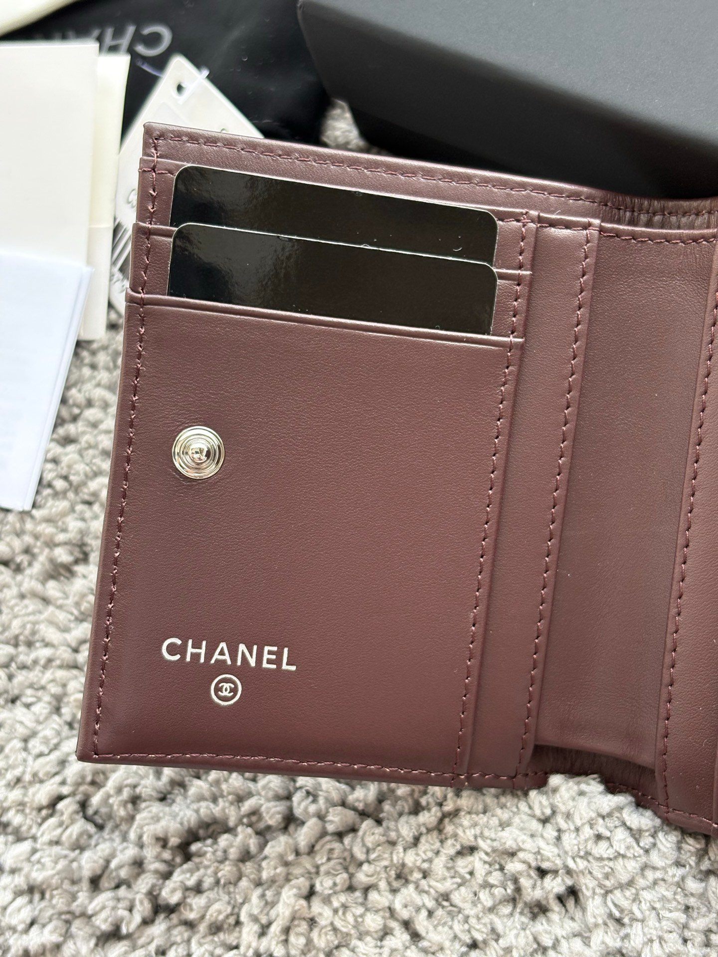 CHANEL 对开拉链短夹😻,短夹可以輕鬆放紙鈔,卡層也很夠用!八個卡位,一個放鈔票的位子,一個零錢拉鍊袋,實品比照片更美,皮軟軟的很有質感,皮夾又不會太厚💕很实用的一款包包👍款号AP3388 尺寸11×10×2cm