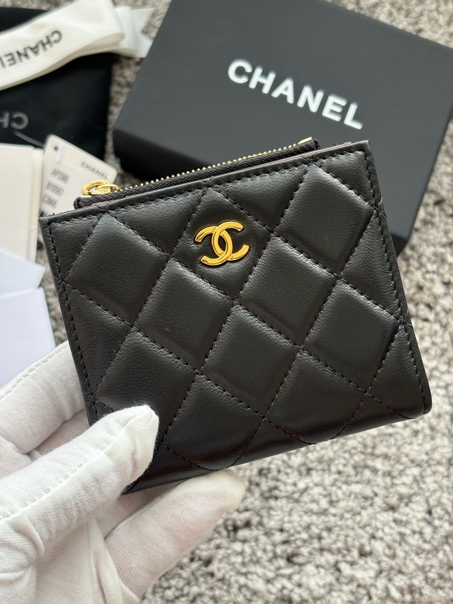 CHANEL 对开拉链短夹😻,短夹可以輕鬆放紙鈔,卡層也很夠用!八個卡位,一個放鈔票的位子,一個零錢拉鍊袋,實品比照片更美,皮軟軟的很有質感,皮夾又不會太厚💕很实用的一款包包👍款号AP3388 尺寸11×10×2cm
