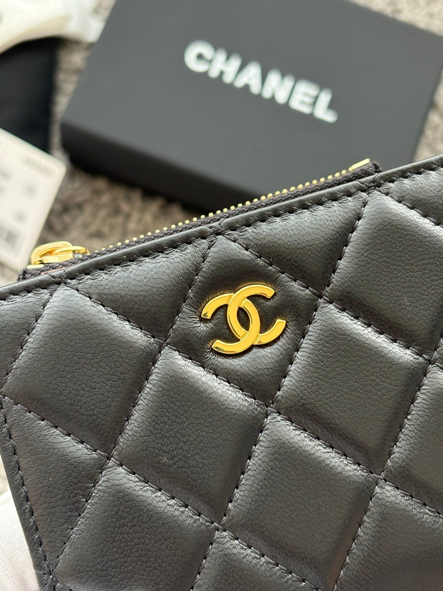 CHANEL 对开拉链短夹😻,短夹可以輕鬆放紙鈔,卡層也很夠用!八個卡位,一個放鈔票的位子,一個零錢拉鍊袋,實品比照片更美,皮軟軟的很有質感,皮夾又不會太厚💕很实用的一款包包👍款号AP3388 尺寸11×10×2cm