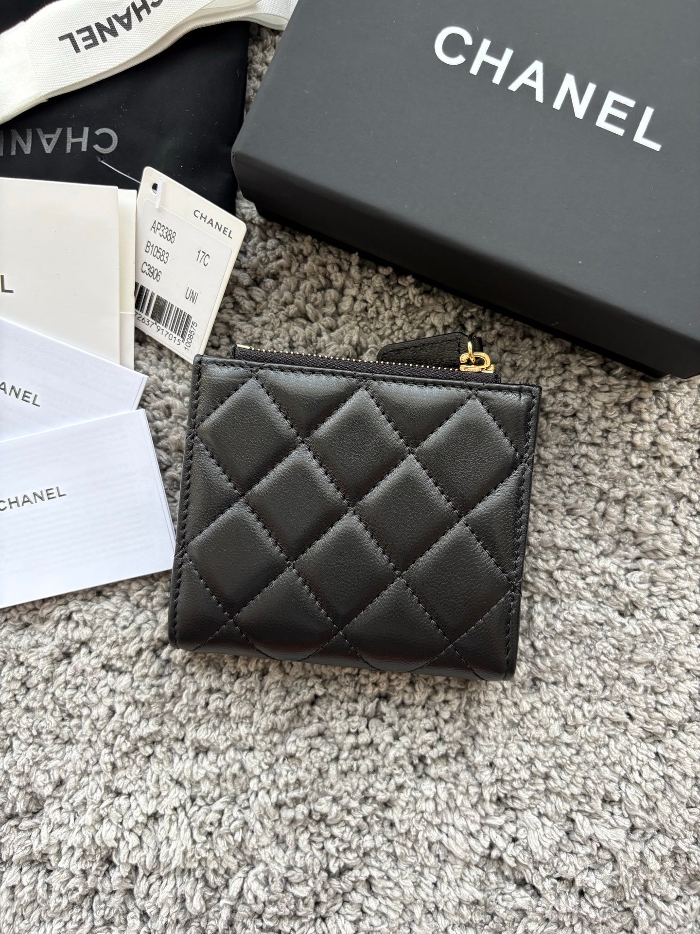 CHANEL 对开拉链短夹😻,短夹可以輕鬆放紙鈔,卡層也很夠用!八個卡位,一個放鈔票的位子,一個零錢拉鍊袋,實品比照片更美,皮軟軟的很有質感,皮夾又不會太厚💕很实用的一款包包👍款号AP3388 尺寸11×10×2cm