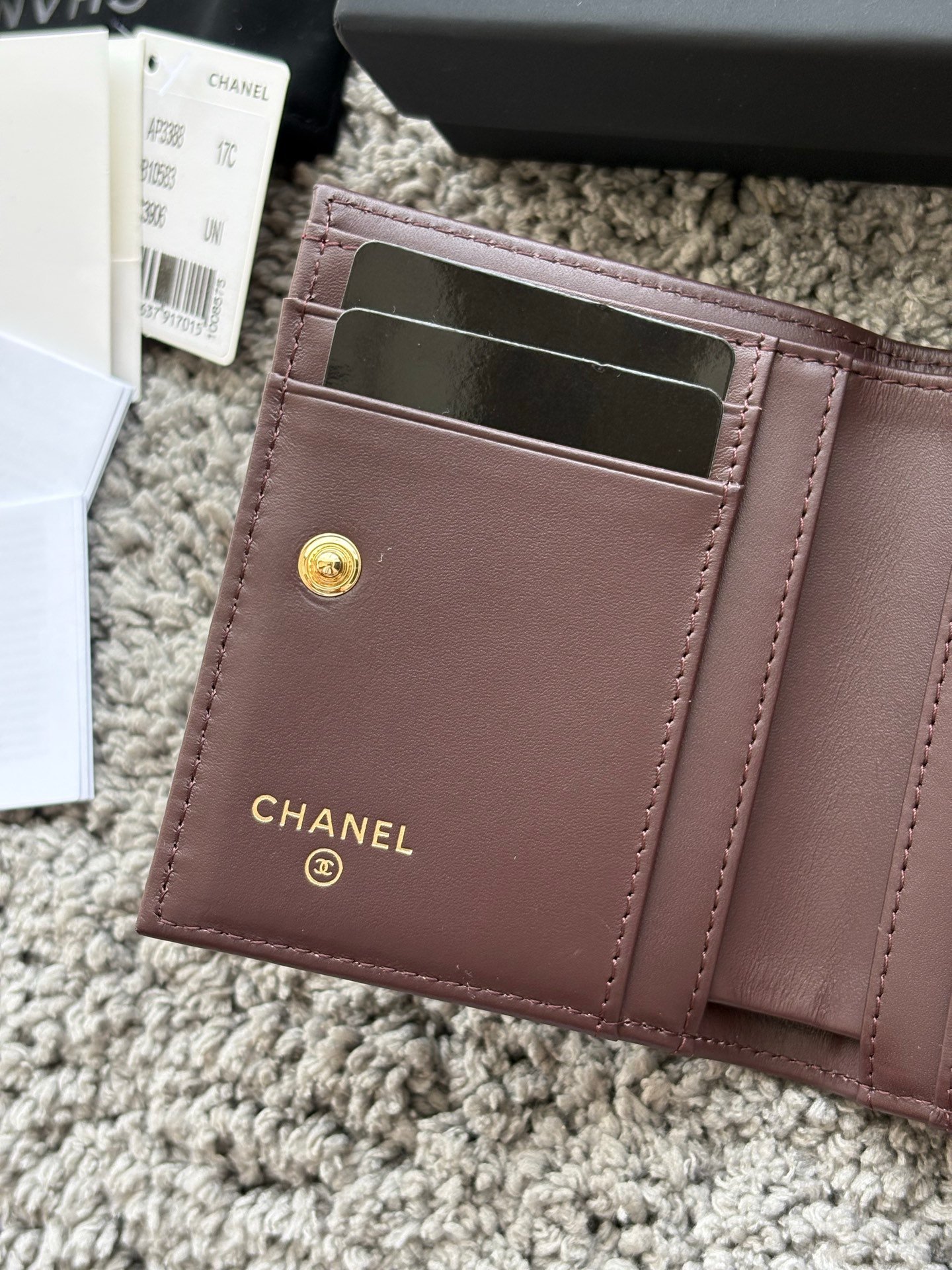CHANEL 对开拉链短夹😻,短夹可以輕鬆放紙鈔,卡層也很夠用!八個卡位,一個放鈔票的位子,一個零錢拉鍊袋,實品比照片更美,皮軟軟的很有質感,皮夾又不會太厚💕很实用的一款包包👍款号AP3388 尺寸11×10×2cm