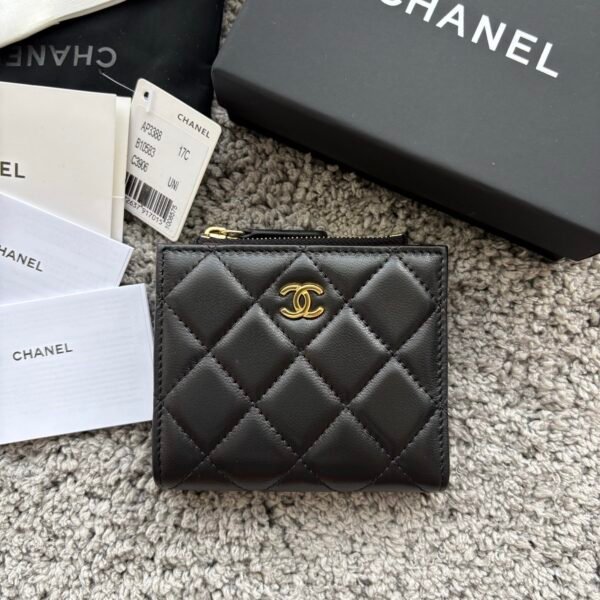 CHANEL  对开拉链短夹😻，短夹可以輕鬆放紙鈔，卡層也很夠用！八個卡位，一個放鈔票的位子，一個零錢拉鍊袋，實品比照片更美，皮軟軟的很有質感，皮夾又不會太厚💕很实用的一款包包👍款号AP3388  尺寸11×10×2cm