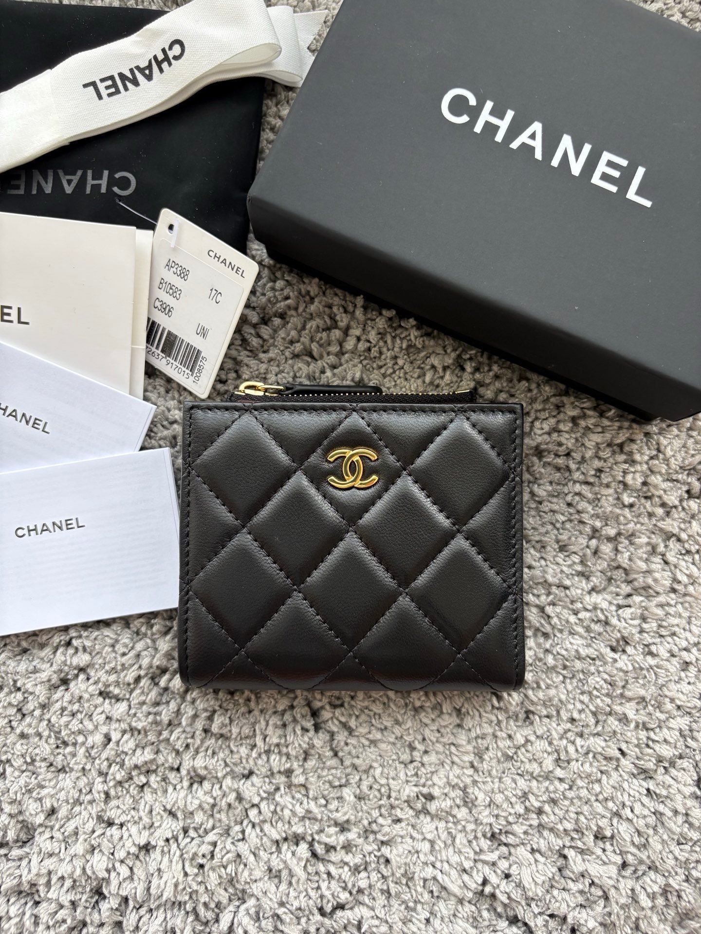 CHANEL 对开拉链短夹😻,短夹可以輕鬆放紙鈔,卡層也很夠用!八個卡位,一個放鈔票的位子,一個零錢拉鍊袋,實品比照片更美,皮軟軟的很有質感,皮夾又不會太厚💕很实用的一款包包👍款号AP3388 尺寸11×10×2cm