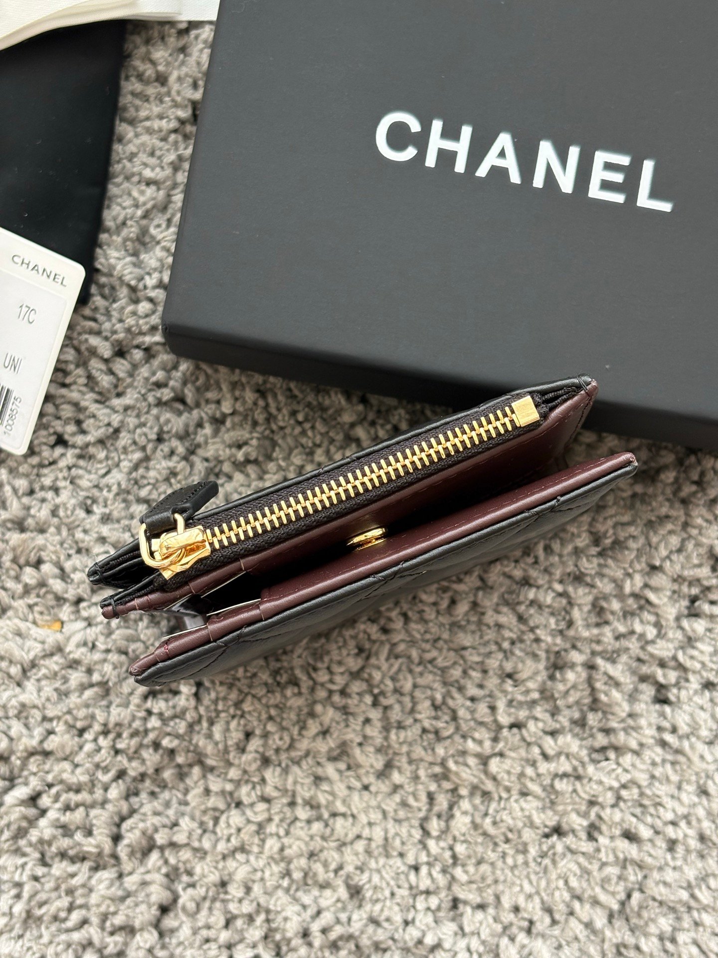 CHANEL 对开拉链短夹😻,短夹可以輕鬆放紙鈔,卡層也很夠用!八個卡位,一個放鈔票的位子,一個零錢拉鍊袋,實品比照片更美,皮軟軟的很有質感,皮夾又不會太厚💕很实用的一款包包👍款号AP3388 尺寸11×10×2cm