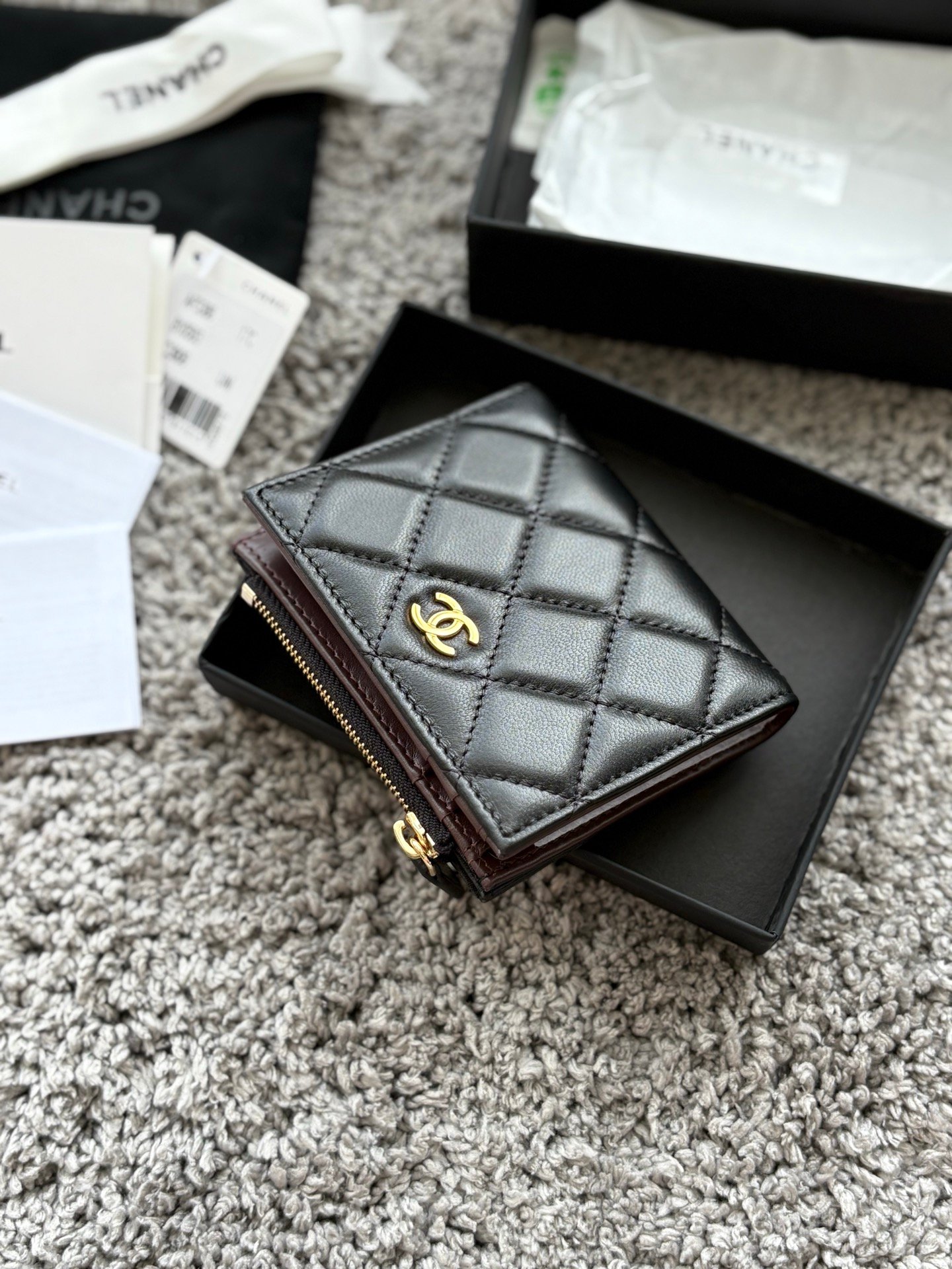 CHANEL 对开拉链短夹😻,短夹可以輕鬆放紙鈔,卡層也很夠用!八個卡位,一個放鈔票的位子,一個零錢拉鍊袋,實品比照片更美,皮軟軟的很有質感,皮夾又不會太厚💕很实用的一款包包👍款号AP3388 尺寸11×10×2cm