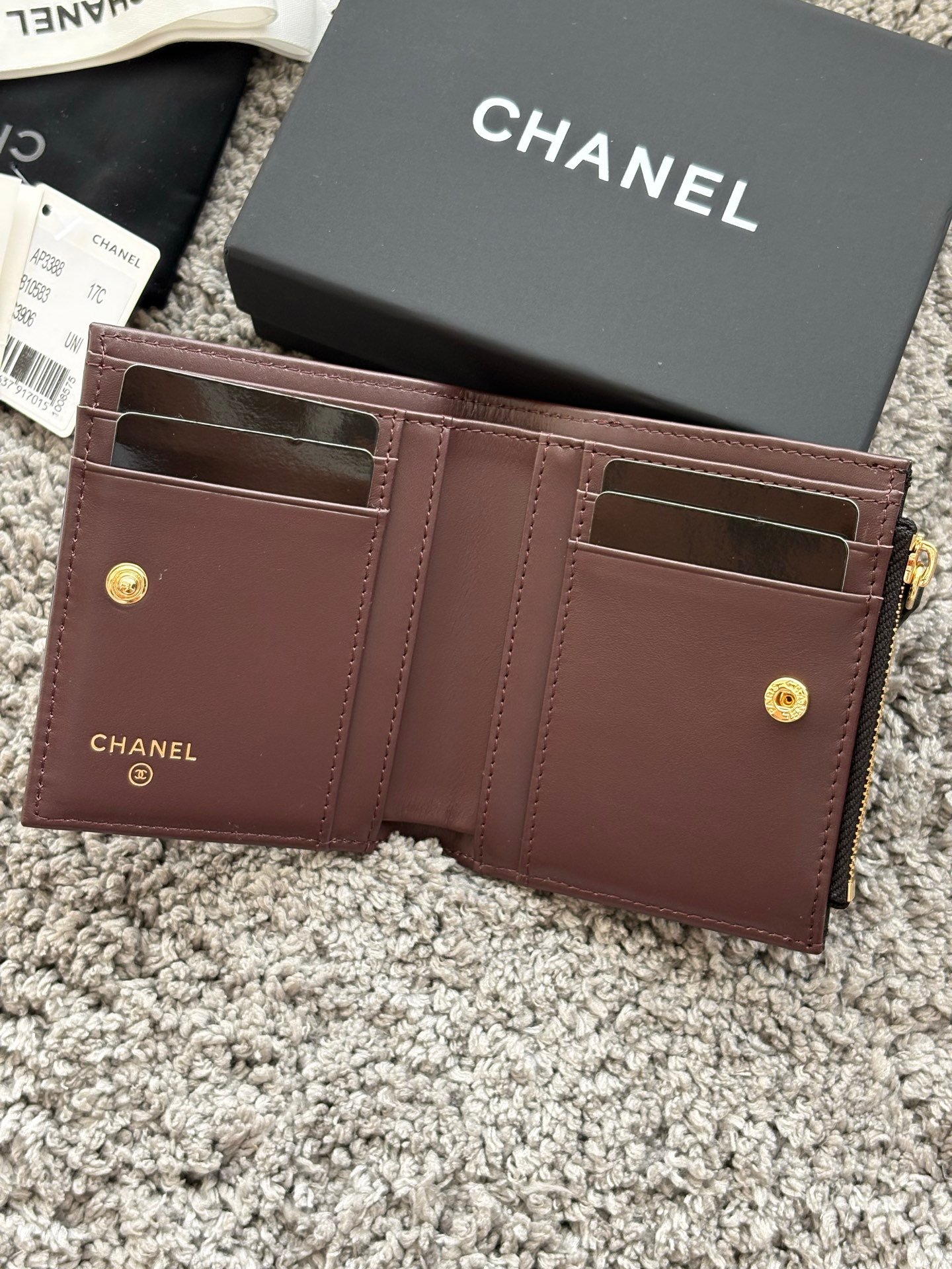 CHANEL 对开拉链短夹😻,短夹可以輕鬆放紙鈔,卡層也很夠用!八個卡位,一個放鈔票的位子,一個零錢拉鍊袋,實品比照片更美,皮軟軟的很有質感,皮夾又不會太厚💕很实用的一款包包👍款号AP3388 尺寸11×10×2cm