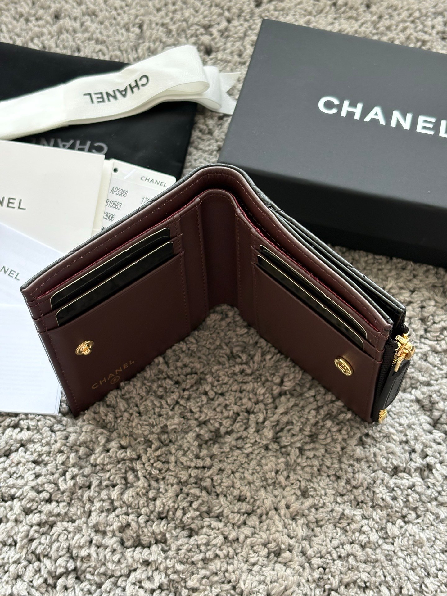 CHANEL 对开拉链短夹😻,短夹可以輕鬆放紙鈔,卡層也很夠用!八個卡位,一個放鈔票的位子,一個零錢拉鍊袋,實品比照片更美,皮軟軟的很有質感,皮夾又不會太厚💕很实用的一款包包👍款号AP3388 尺寸11×10×2cm