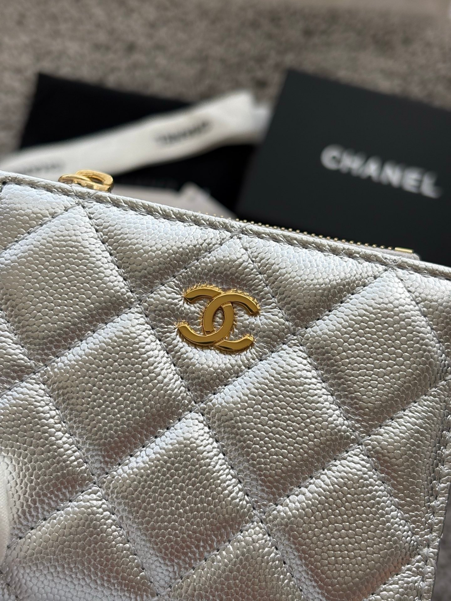 CHANEL 对开拉链短夹😻,短夹可以輕鬆放紙鈔,卡層也很夠用!八個卡位,一個放鈔票的位子,一個零錢拉鍊袋,實品比照片更美,皮軟軟的很有質感,皮夾又不會太厚💕很实用的一款包包👍款号AP3388 尺寸11×10×2cm