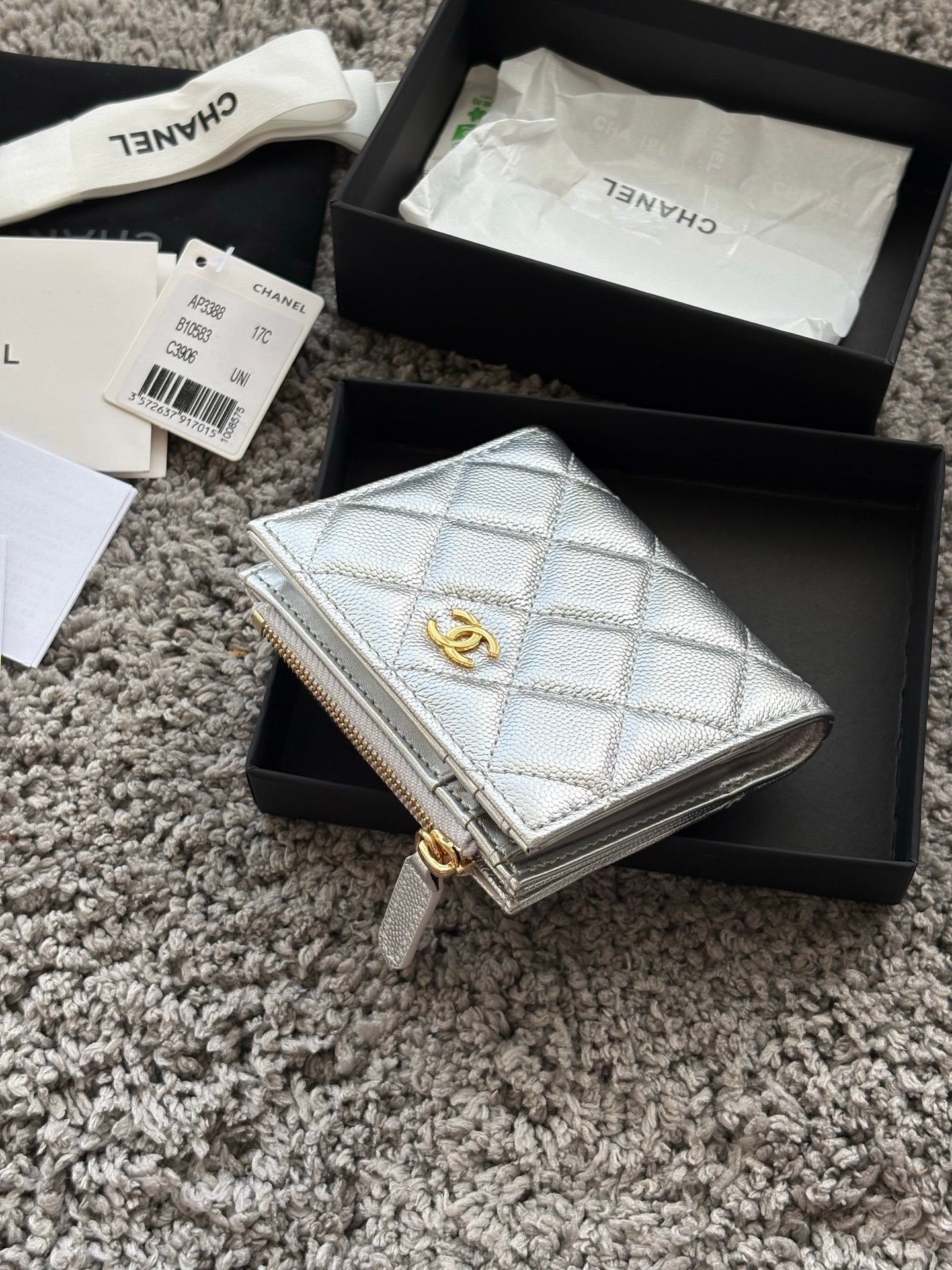 CHANEL 对开拉链短夹😻,短夹可以輕鬆放紙鈔,卡層也很夠用!八個卡位,一個放鈔票的位子,一個零錢拉鍊袋,實品比照片更美,皮軟軟的很有質感,皮夾又不會太厚💕很实用的一款包包👍款号AP3388 尺寸11×10×2cm