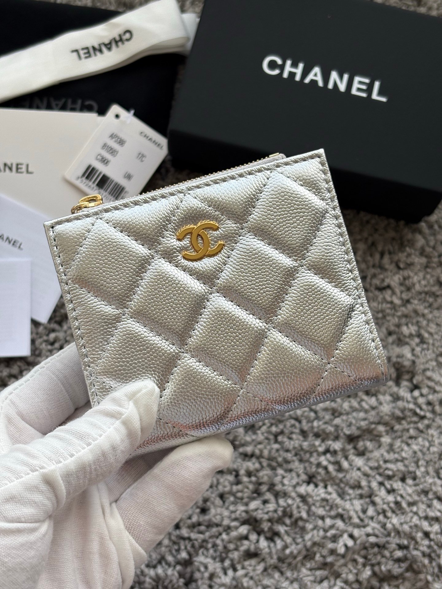 CHANEL 对开拉链短夹😻,短夹可以輕鬆放紙鈔,卡層也很夠用!八個卡位,一個放鈔票的位子,一個零錢拉鍊袋,實品比照片更美,皮軟軟的很有質感,皮夾又不會太厚💕很实用的一款包包👍款号AP3388 尺寸11×10×2cm