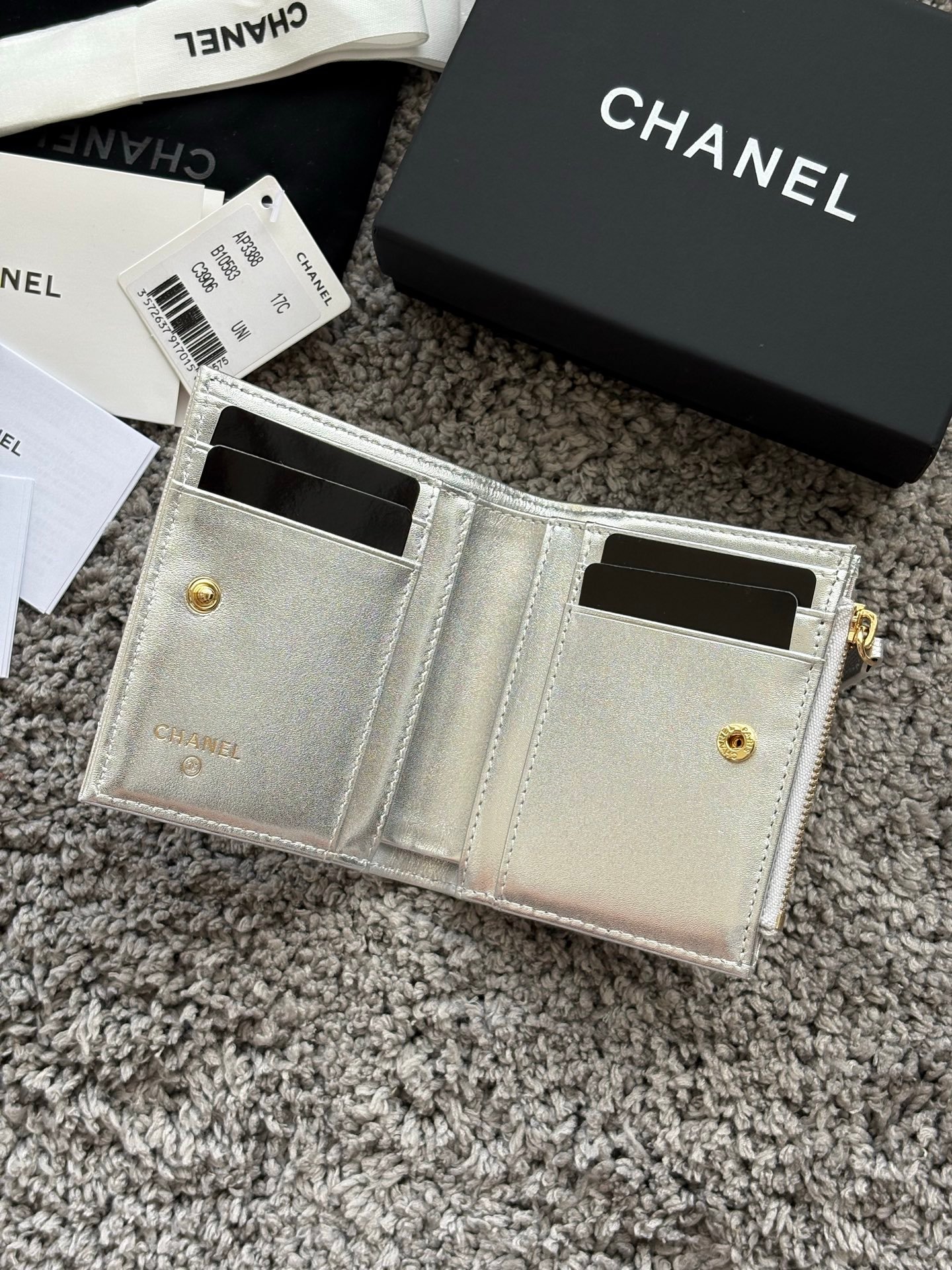 CHANEL 对开拉链短夹😻,短夹可以輕鬆放紙鈔,卡層也很夠用!八個卡位,一個放鈔票的位子,一個零錢拉鍊袋,實品比照片更美,皮軟軟的很有質感,皮夾又不會太厚💕很实用的一款包包👍款号AP3388 尺寸11×10×2cm