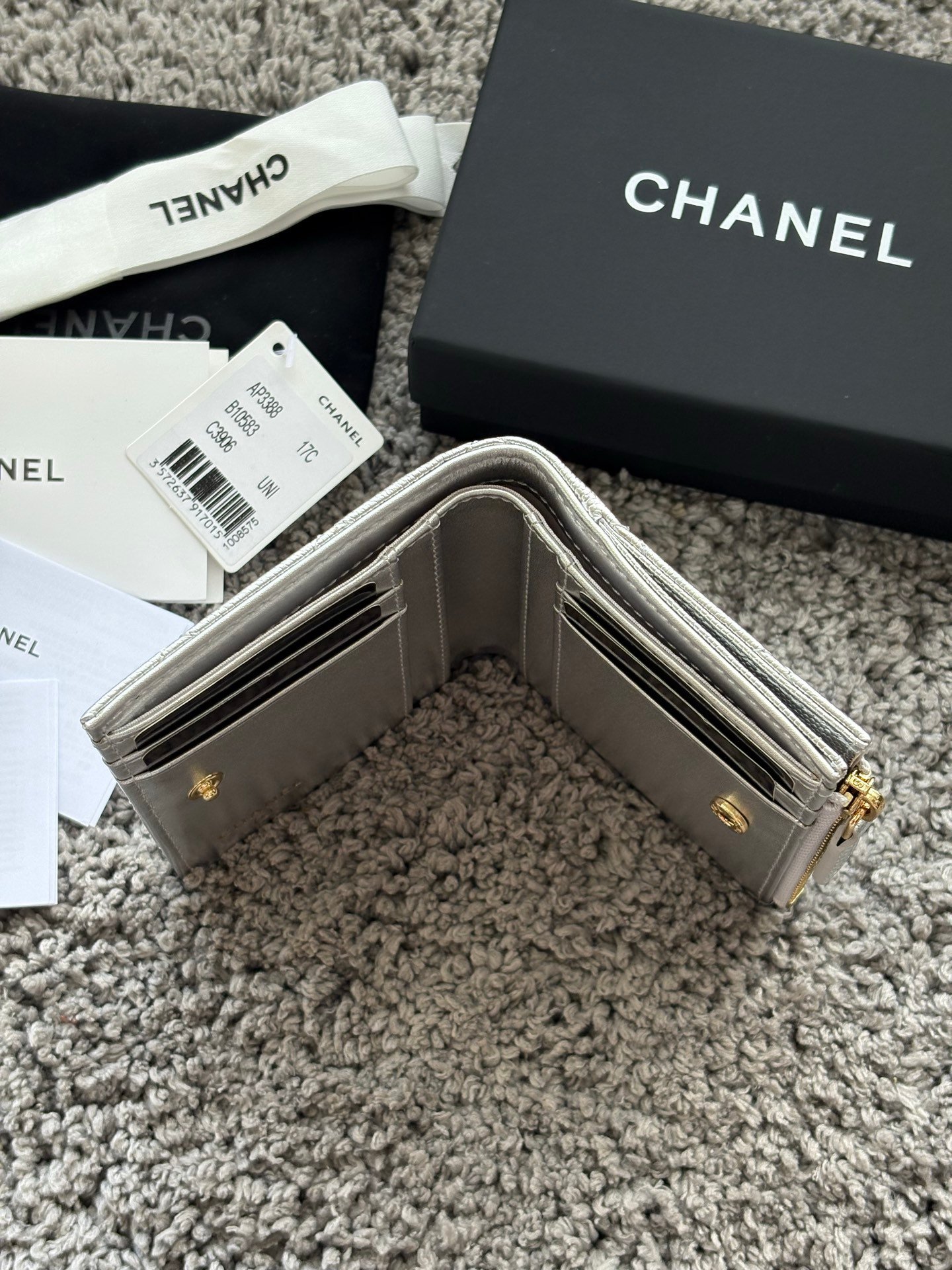 CHANEL 对开拉链短夹😻,短夹可以輕鬆放紙鈔,卡層也很夠用!八個卡位,一個放鈔票的位子,一個零錢拉鍊袋,實品比照片更美,皮軟軟的很有質感,皮夾又不會太厚💕很实用的一款包包👍款号AP3388 尺寸11×10×2cm