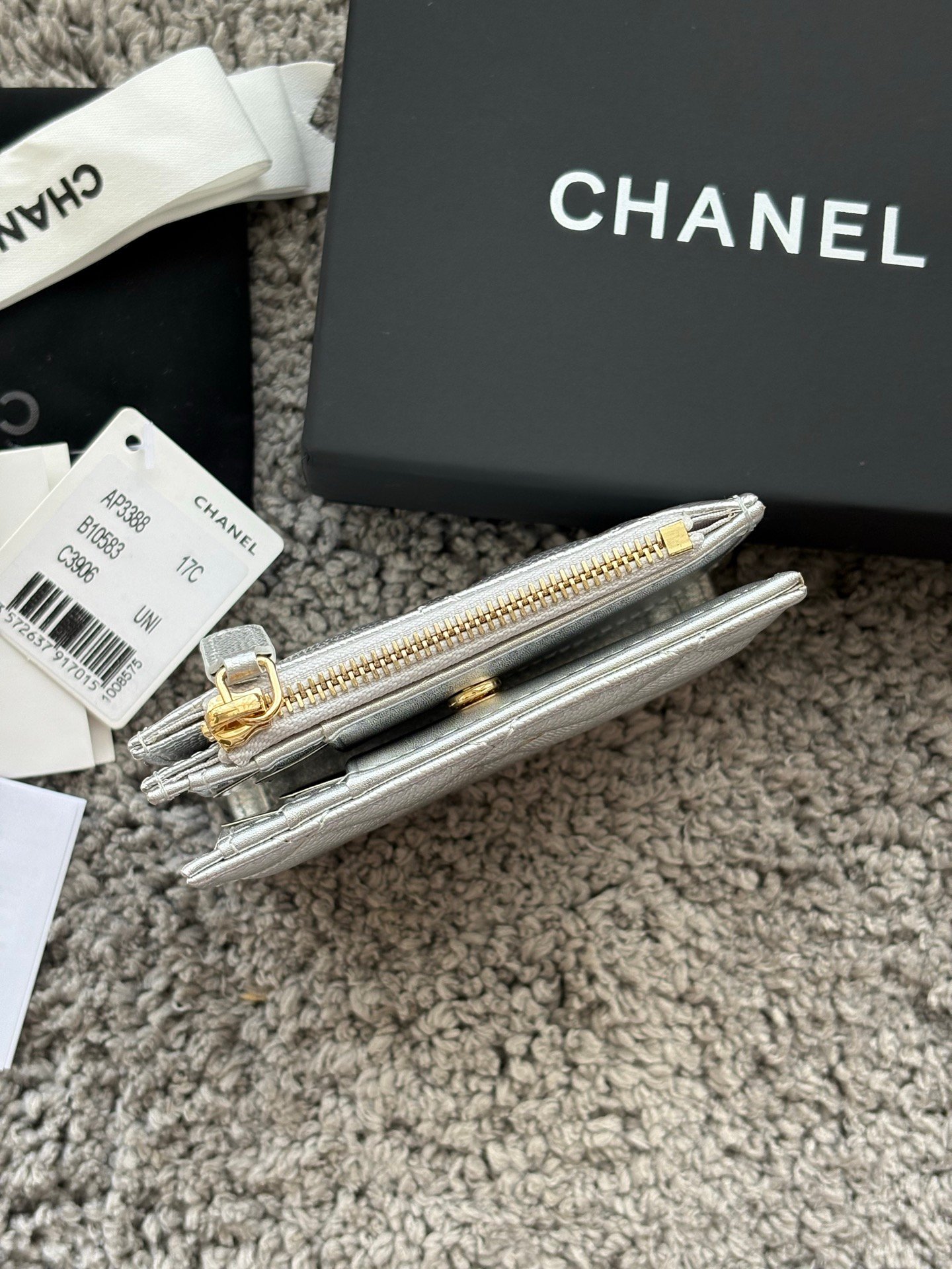 CHANEL 对开拉链短夹😻,短夹可以輕鬆放紙鈔,卡層也很夠用!八個卡位,一個放鈔票的位子,一個零錢拉鍊袋,實品比照片更美,皮軟軟的很有質感,皮夾又不會太厚💕很实用的一款包包👍款号AP3388 尺寸11×10×2cm