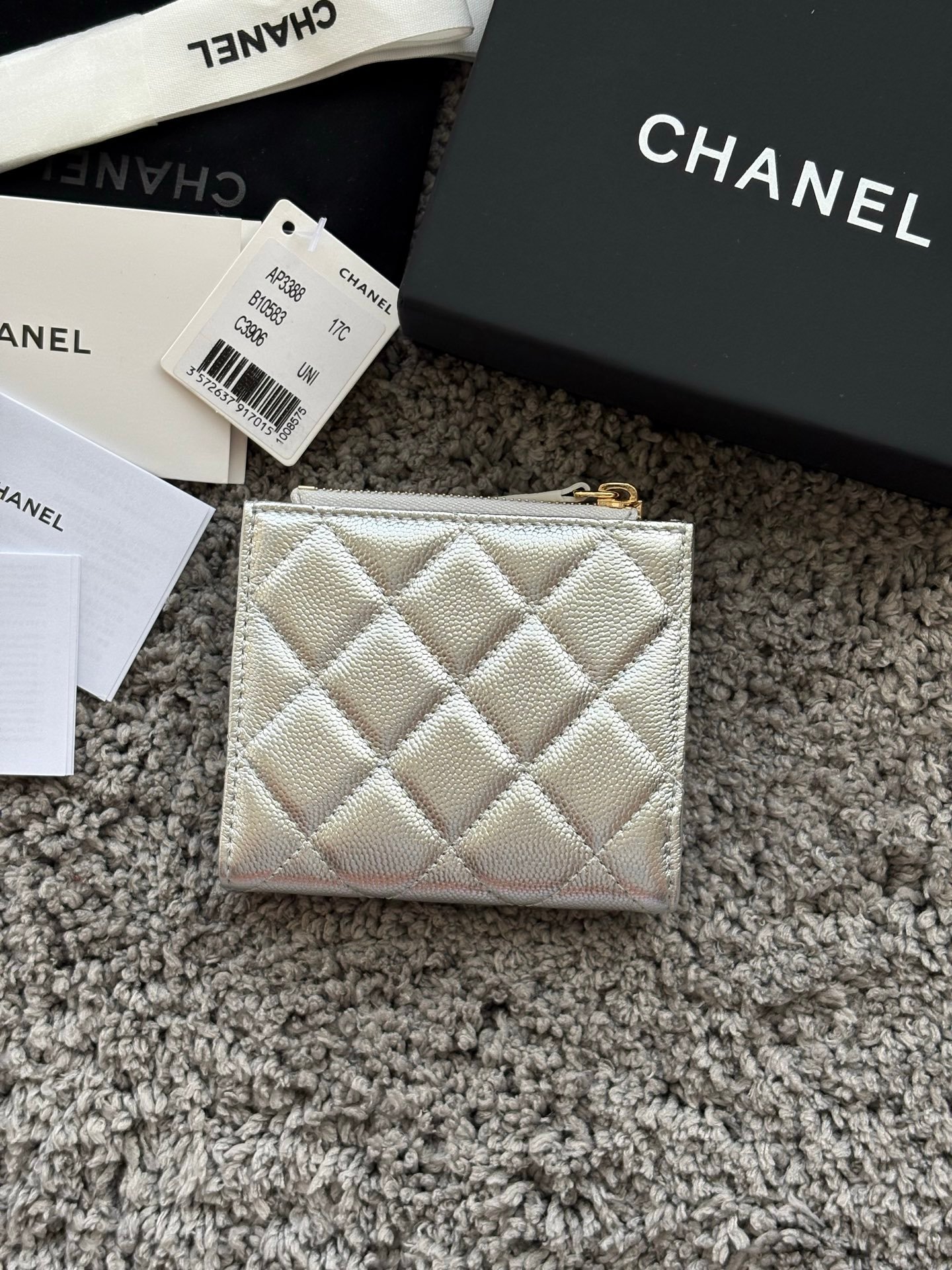 CHANEL 对开拉链短夹😻,短夹可以輕鬆放紙鈔,卡層也很夠用!八個卡位,一個放鈔票的位子,一個零錢拉鍊袋,實品比照片更美,皮軟軟的很有質感,皮夾又不會太厚💕很实用的一款包包👍款号AP3388 尺寸11×10×2cm