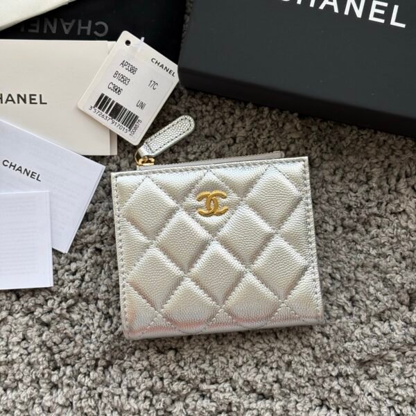 CHANEL  对开拉链短夹😻，短夹可以輕鬆放紙鈔，卡層也很夠用！八個卡位，一個放鈔票的位子，一個零錢拉鍊袋，實品比照片更美，皮軟軟的很有質感，皮夾又不會太厚💕很实用的一款包包👍款号AP3388  尺寸11×10×2cm