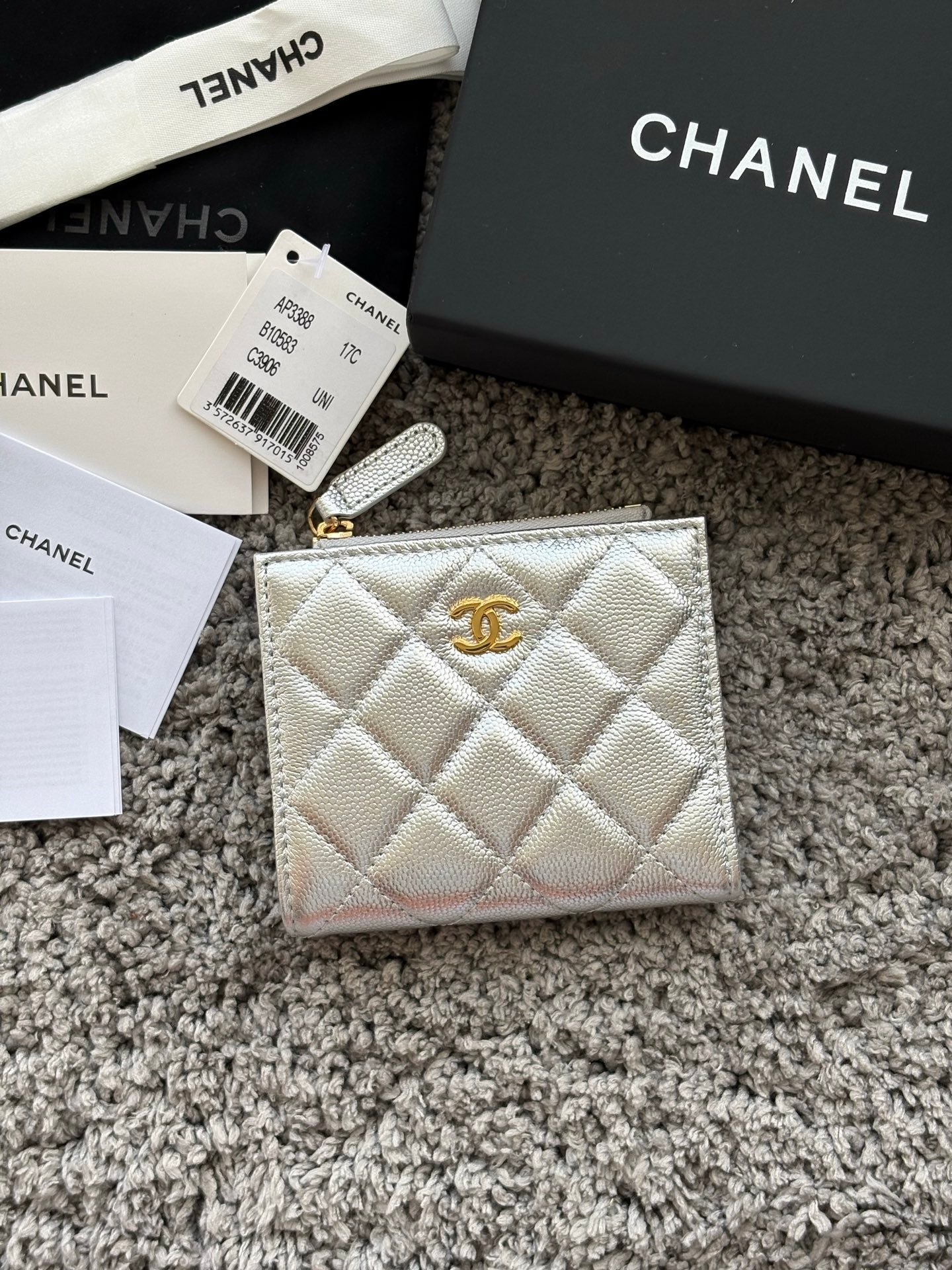 CHANEL 对开拉链短夹😻,短夹可以輕鬆放紙鈔,卡層也很夠用!八個卡位,一個放鈔票的位子,一個零錢拉鍊袋,實品比照片更美,皮軟軟的很有質感,皮夾又不會太厚💕很实用的一款包包👍款号AP3388 尺寸11×10×2cm