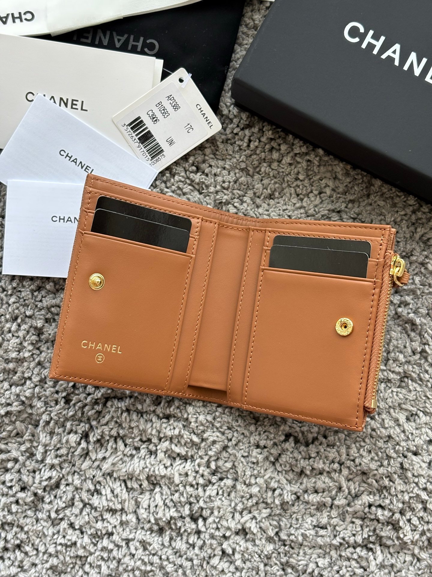 CHANEL  对开拉链短夹😻，短夹可以輕鬆放紙鈔，卡層也很夠用！八個卡位，一個放鈔票的位子，一個零錢拉鍊袋，實品比照片更美，皮軟軟的很有質感，皮夾又不會太厚💕很实用的一款包包👍款号AP3388  尺寸11×10×2cm