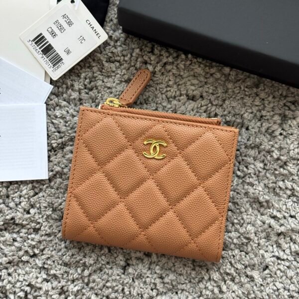 CHANEL  对开拉链短夹😻，短夹可以輕鬆放紙鈔，卡層也很夠用！八個卡位，一個放鈔票的位子，一個零錢拉鍊袋，實品比照片更美，皮軟軟的很有質感，皮夾又不會太厚💕很实用的一款包包👍款号AP3388  尺寸11×10×2cm