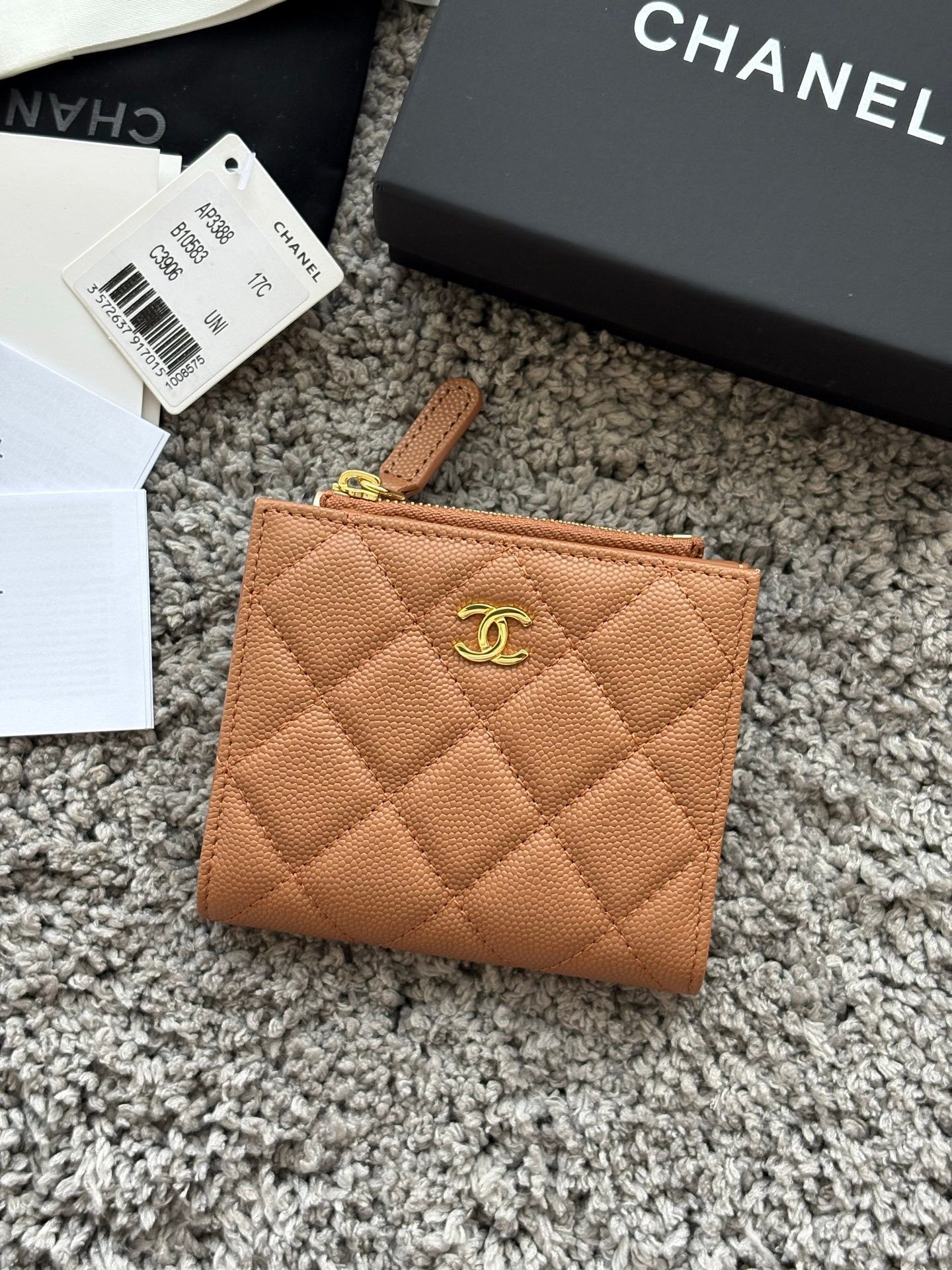 CHANEL  对开拉链短夹😻，短夹可以輕鬆放紙鈔，卡層也很夠用！八個卡位，一個放鈔票的位子，一個零錢拉鍊袋，實品比照片更美，皮軟軟的很有質感，皮夾又不會太厚💕很实用的一款包包👍款号AP3388  尺寸11×10×2cm