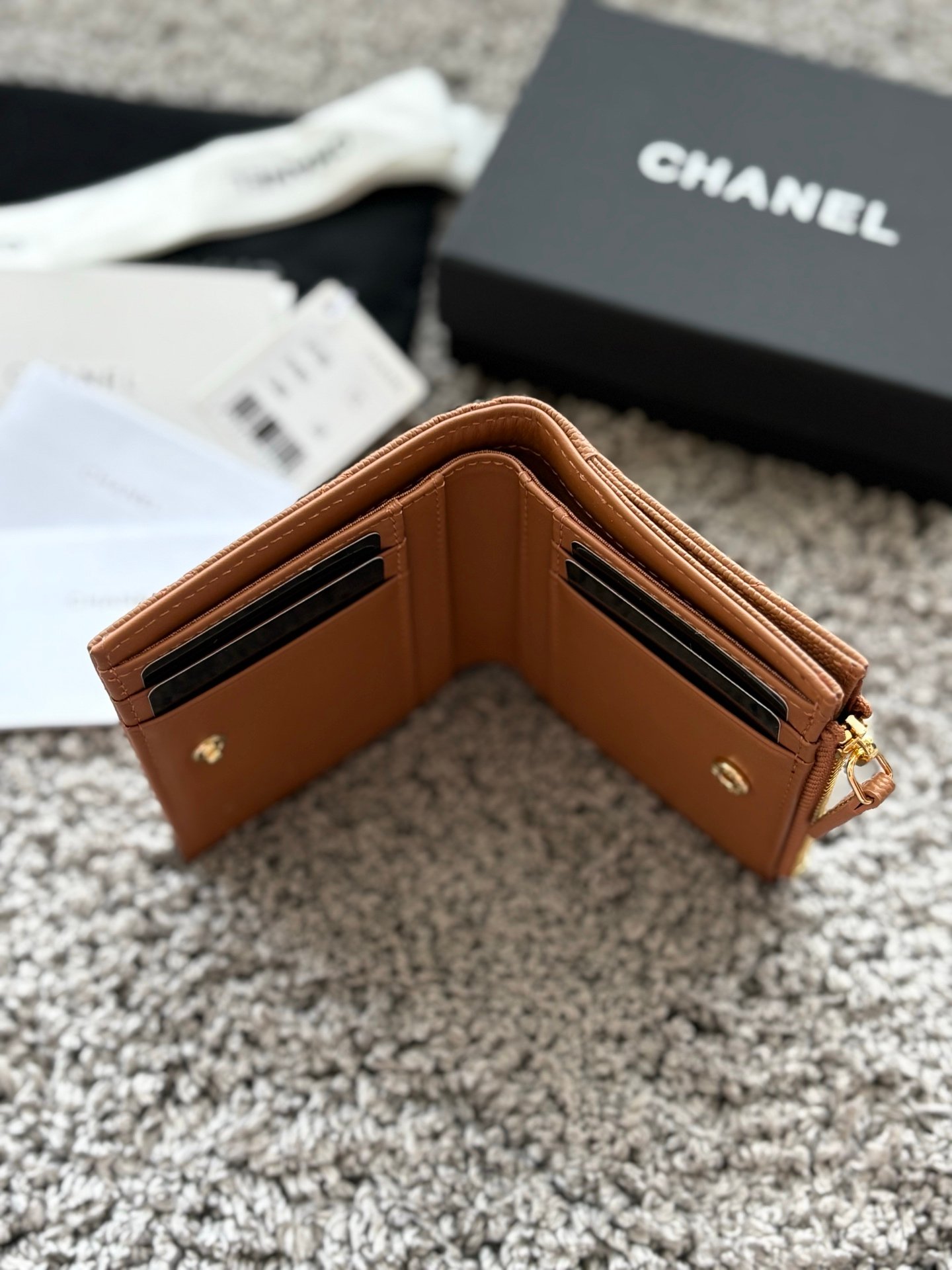 CHANEL  对开拉链短夹😻，短夹可以輕鬆放紙鈔，卡層也很夠用！八個卡位，一個放鈔票的位子，一個零錢拉鍊袋，實品比照片更美，皮軟軟的很有質感，皮夾又不會太厚💕很实用的一款包包👍款号AP3388  尺寸11×10×2cm
