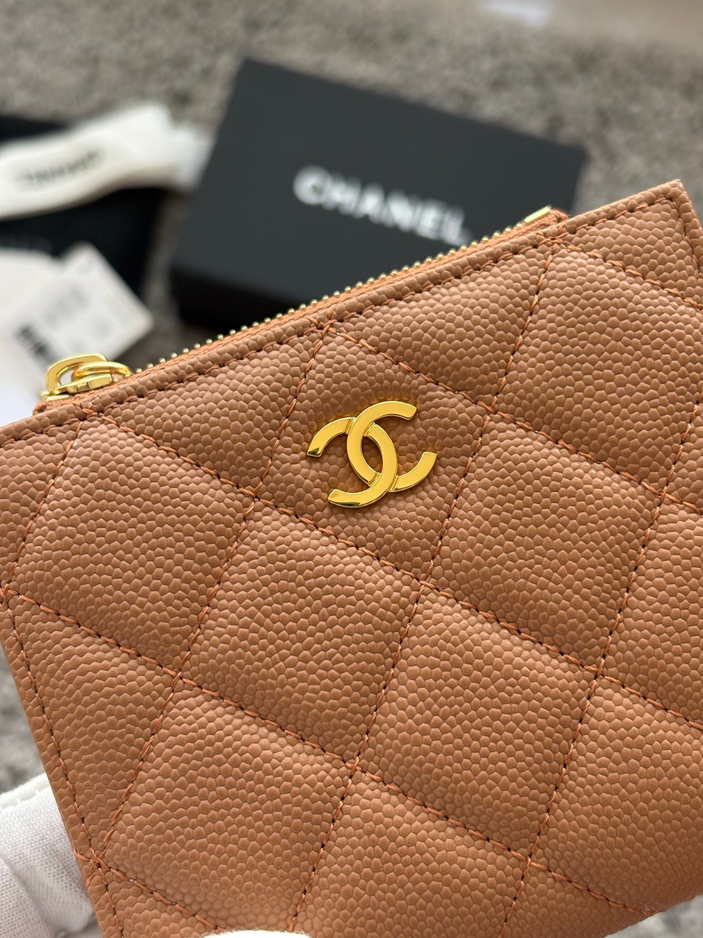 CHANEL  对开拉链短夹😻，短夹可以輕鬆放紙鈔，卡層也很夠用！八個卡位，一個放鈔票的位子，一個零錢拉鍊袋，實品比照片更美，皮軟軟的很有質感，皮夾又不會太厚💕很实用的一款包包👍款号AP3388  尺寸11×10×2cm
