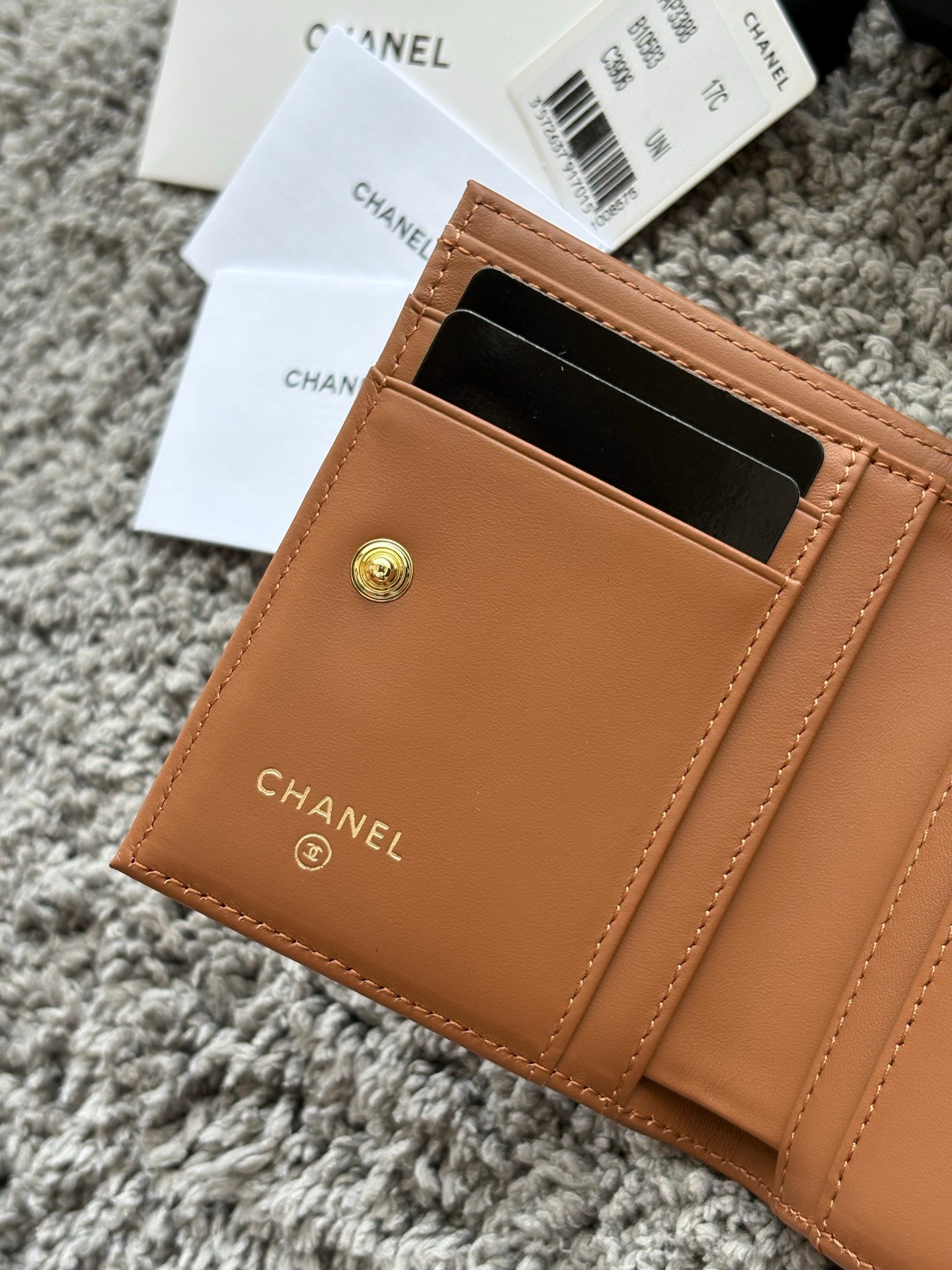 CHANEL  对开拉链短夹😻，短夹可以輕鬆放紙鈔，卡層也很夠用！八個卡位，一個放鈔票的位子，一個零錢拉鍊袋，實品比照片更美，皮軟軟的很有質感，皮夾又不會太厚💕很实用的一款包包👍款号AP3388  尺寸11×10×2cm