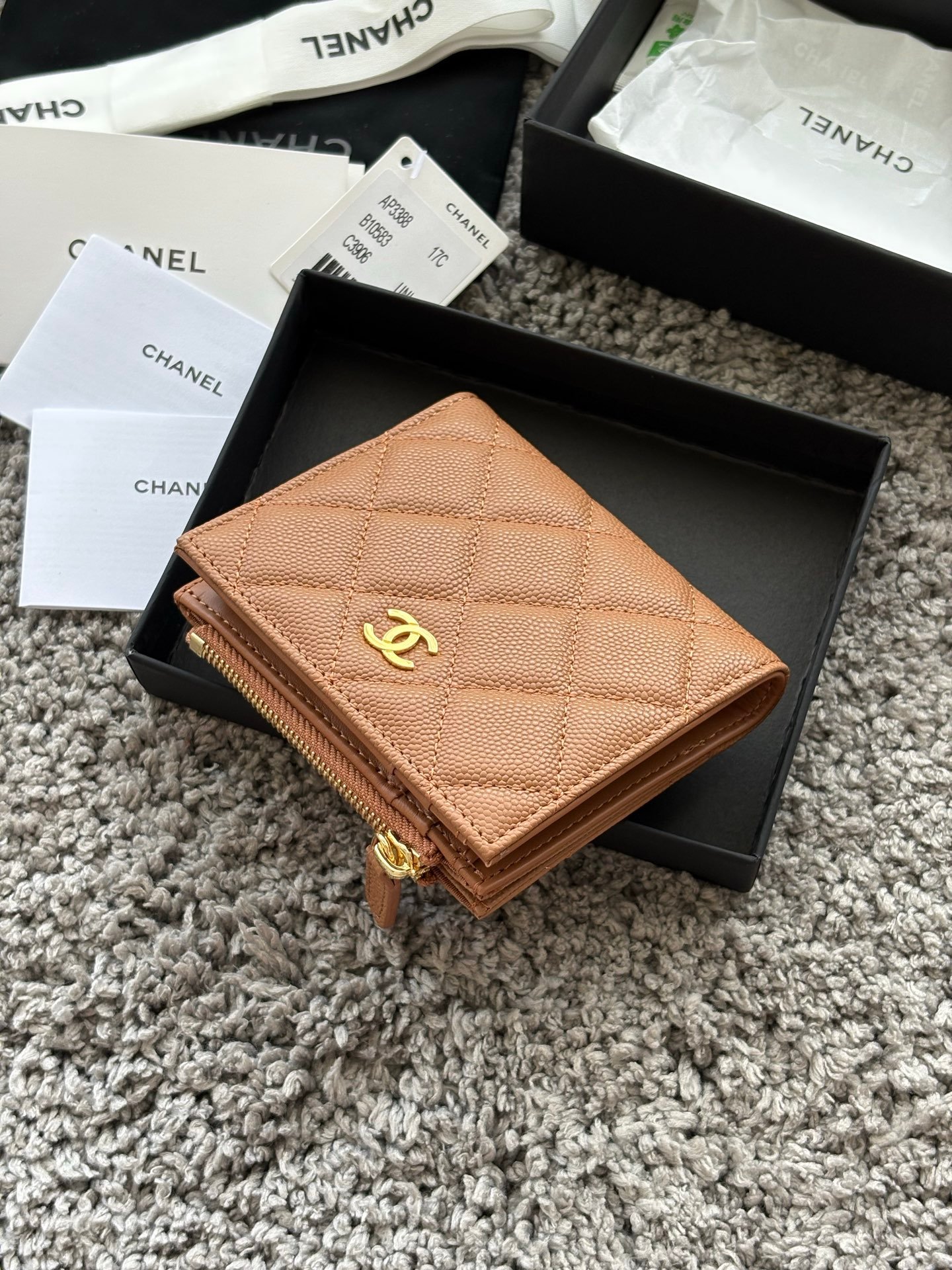 CHANEL  对开拉链短夹😻，短夹可以輕鬆放紙鈔，卡層也很夠用！八個卡位，一個放鈔票的位子，一個零錢拉鍊袋，實品比照片更美，皮軟軟的很有質感，皮夾又不會太厚💕很实用的一款包包👍款号AP3388  尺寸11×10×2cm