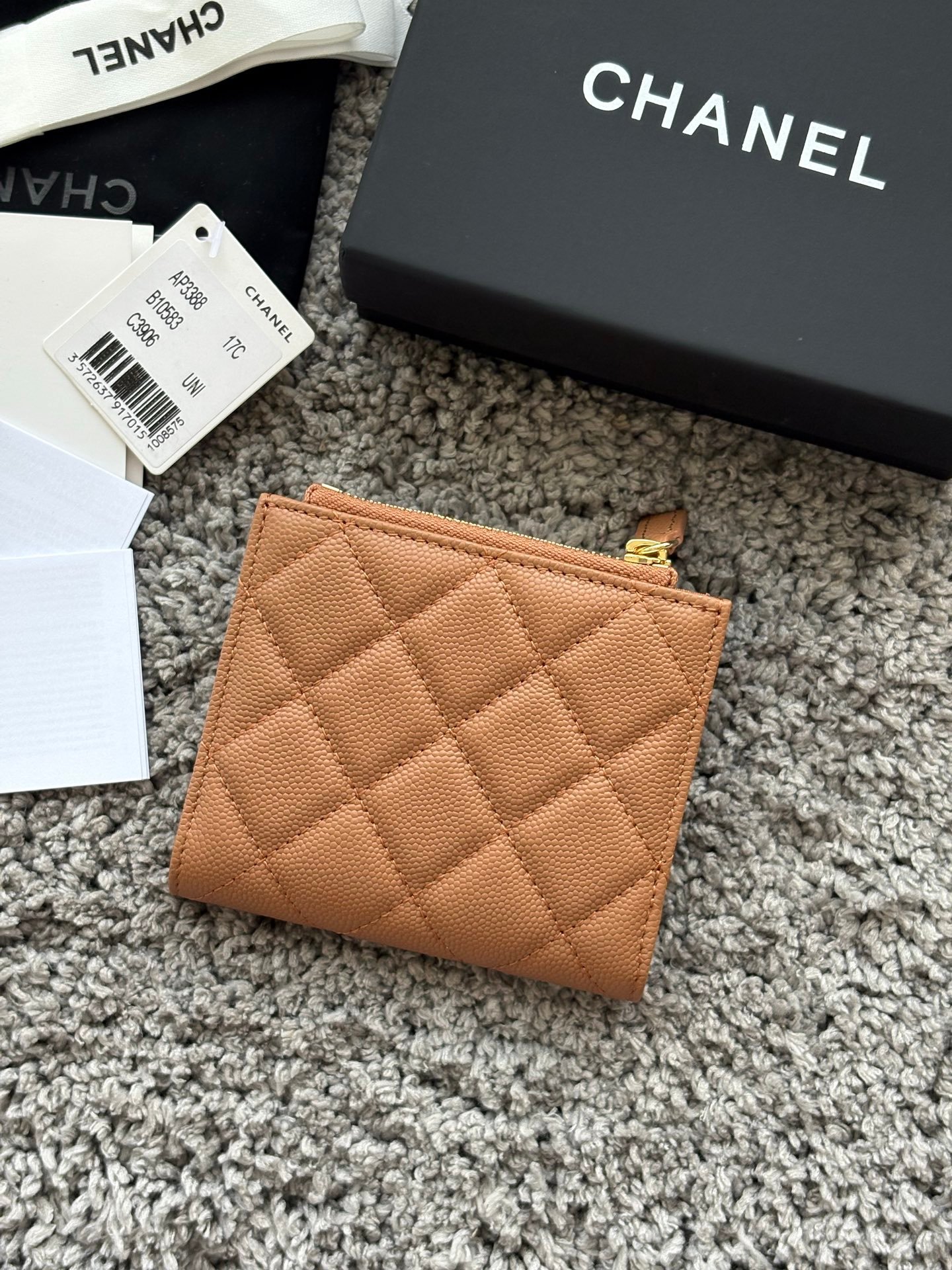 CHANEL  对开拉链短夹😻，短夹可以輕鬆放紙鈔，卡層也很夠用！八個卡位，一個放鈔票的位子，一個零錢拉鍊袋，實品比照片更美，皮軟軟的很有質感，皮夾又不會太厚💕很实用的一款包包👍款号AP3388  尺寸11×10×2cm