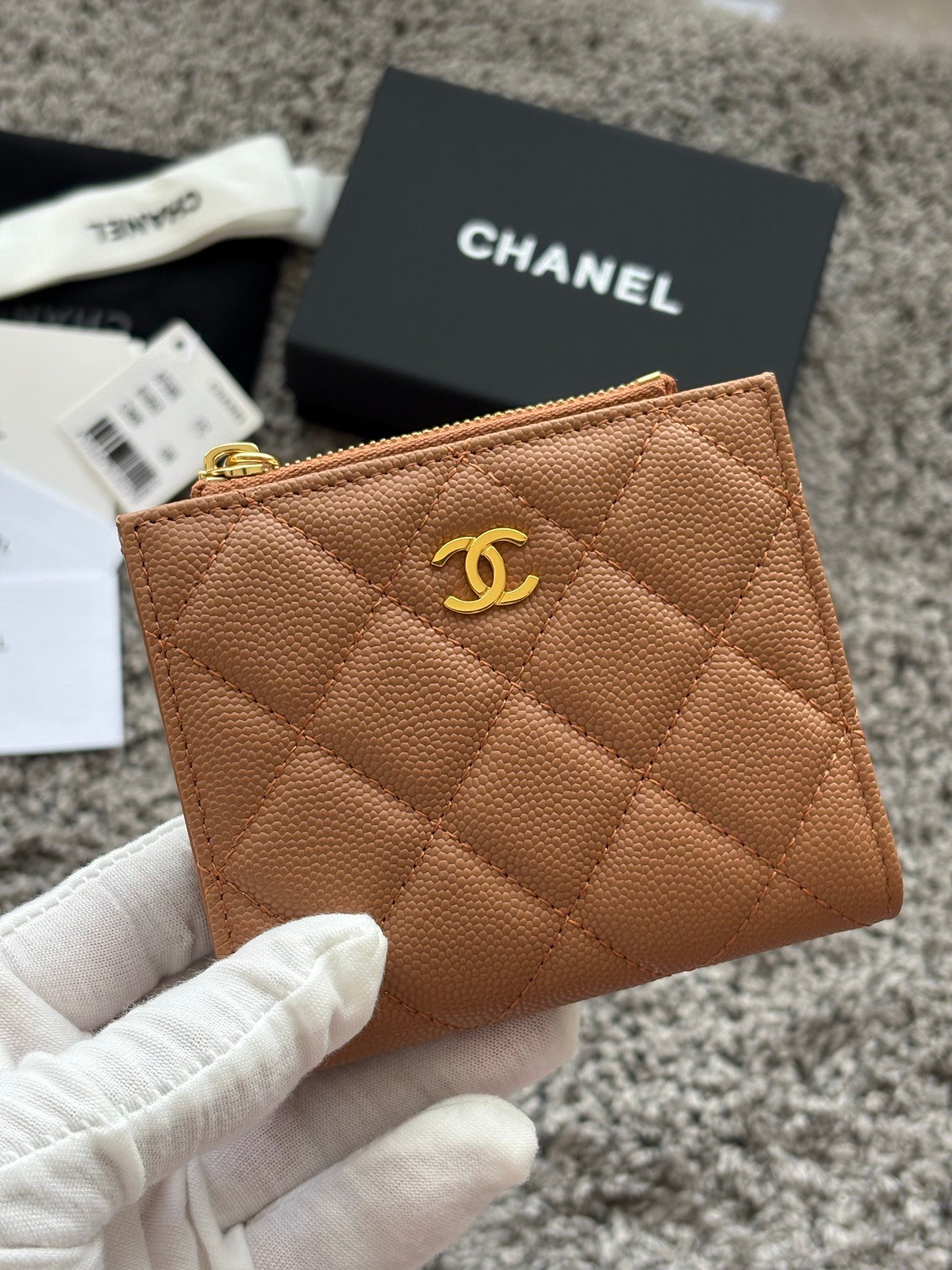 CHANEL  对开拉链短夹😻，短夹可以輕鬆放紙鈔，卡層也很夠用！八個卡位，一個放鈔票的位子，一個零錢拉鍊袋，實品比照片更美，皮軟軟的很有質感，皮夾又不會太厚💕很实用的一款包包👍款号AP3388  尺寸11×10×2cm