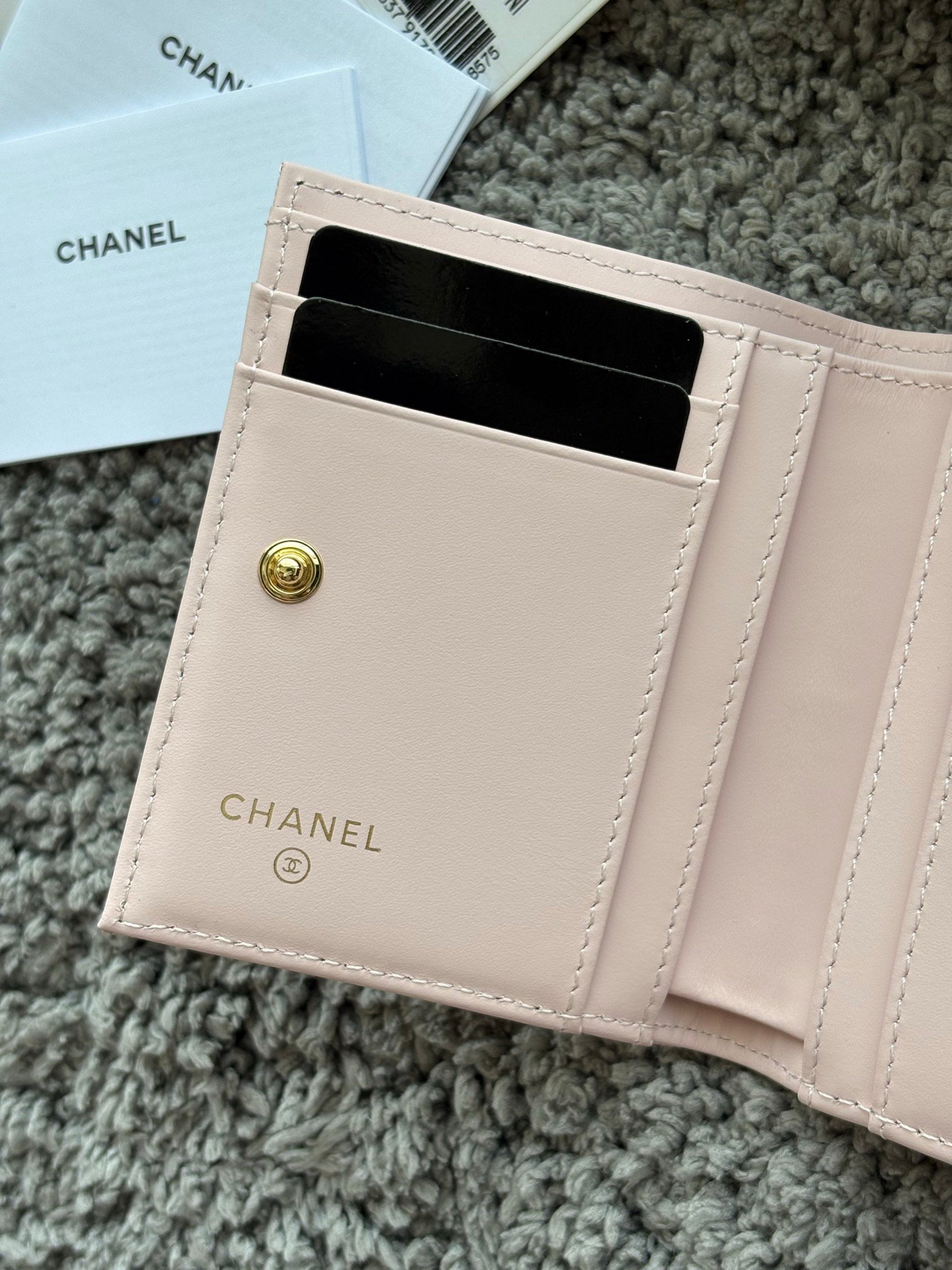 CHANEL  对开拉链短夹😻，短夹可以輕鬆放紙鈔，卡層也很夠用！八個卡位，一個放鈔票的位子，一個零錢拉鍊袋，實品比照片更美，皮軟軟的很有質感，皮夾又不會太厚💕很实用的一款包包👍款号AP3388  尺寸11×10×2cm